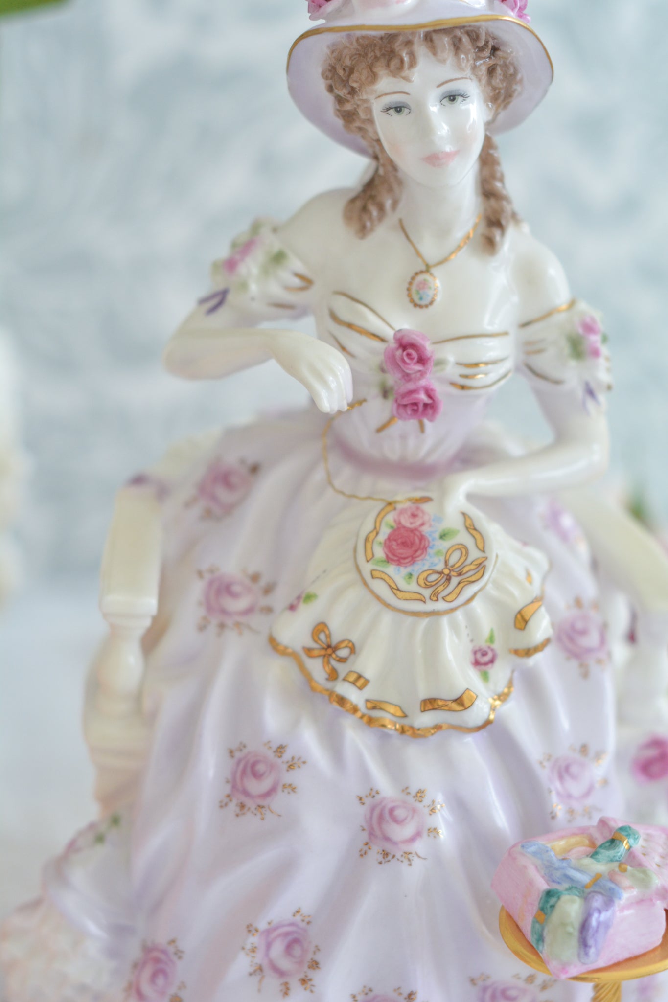 ロイヤルウースターの「THE GRACEFUL ARTS」シリーズの「EMBROIDERY」というフィギュリン。名前の通り、刺繍をしている貴婦人のフィギュリンで2500体しか製造されていない貴重なフィギュリンです。とても凝った作りで、椅子に座っている刺繍をしている貴婦人のドレスはもちろん、刺繍台、椅子もとても美しい作りになっています。そして、なんと、刺繍糸まで再現されている徹底ぶり!探すのがとても困難なフィギュリンなのも納得です。可愛らしい証明書付きです。