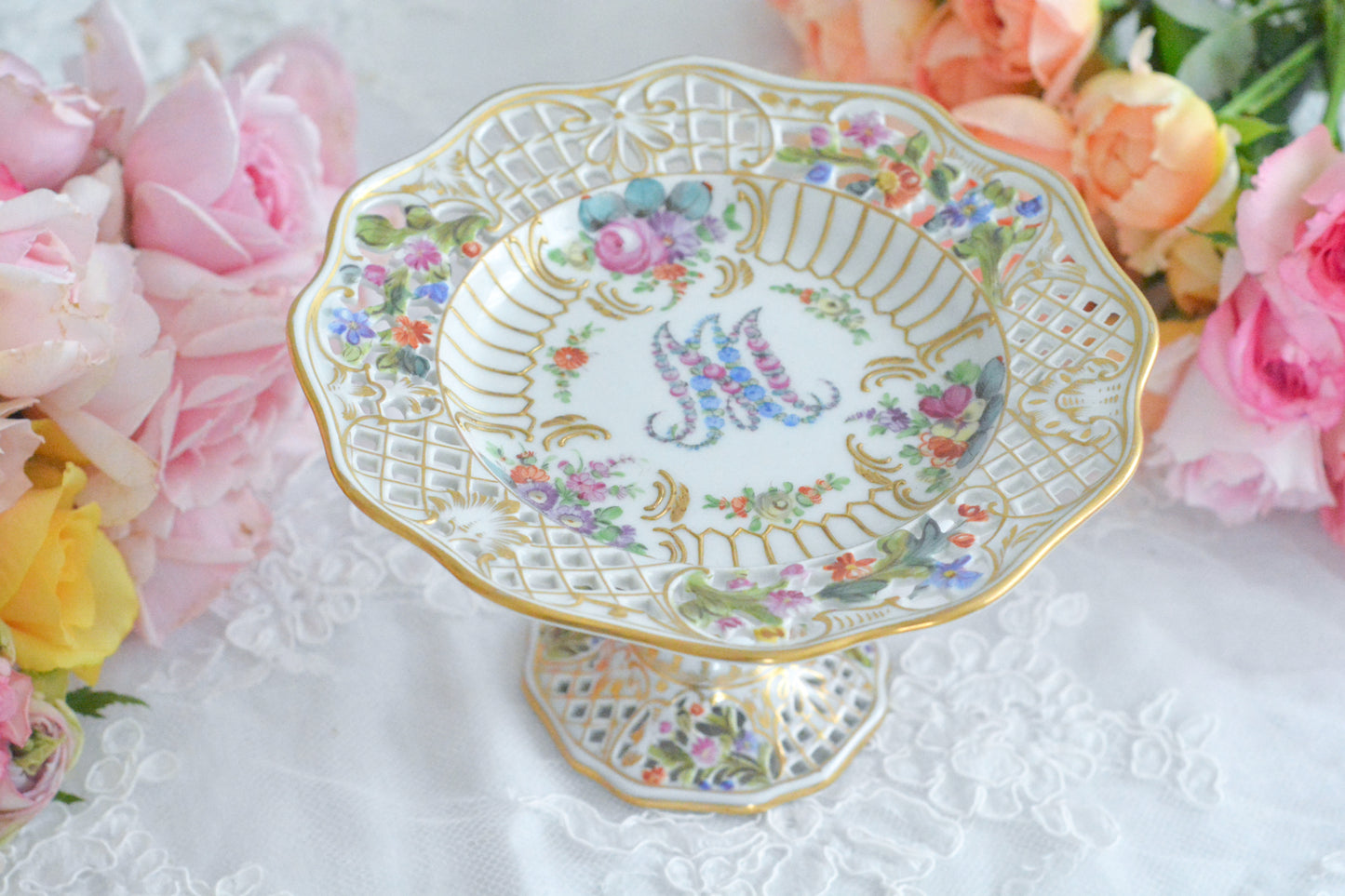 カール・ティーメ工房の花文字でマリーアントワネットの頭文字MとAが描かれた美しいコンポートです。透かし模様のお花や金彩もハンドペイントで丁寧に描かれています。豪華な雰囲気がマリーアントワネットの世界観にぴったりなお品です。ちょっと小ぶりなコンポートで、小さな焼き菓子やチョコレートなどを盛り付けても素敵ですね。マリーアントワネットのプレートも貴重ですが、コンポートはさらに見つけるのが困難なお品です。