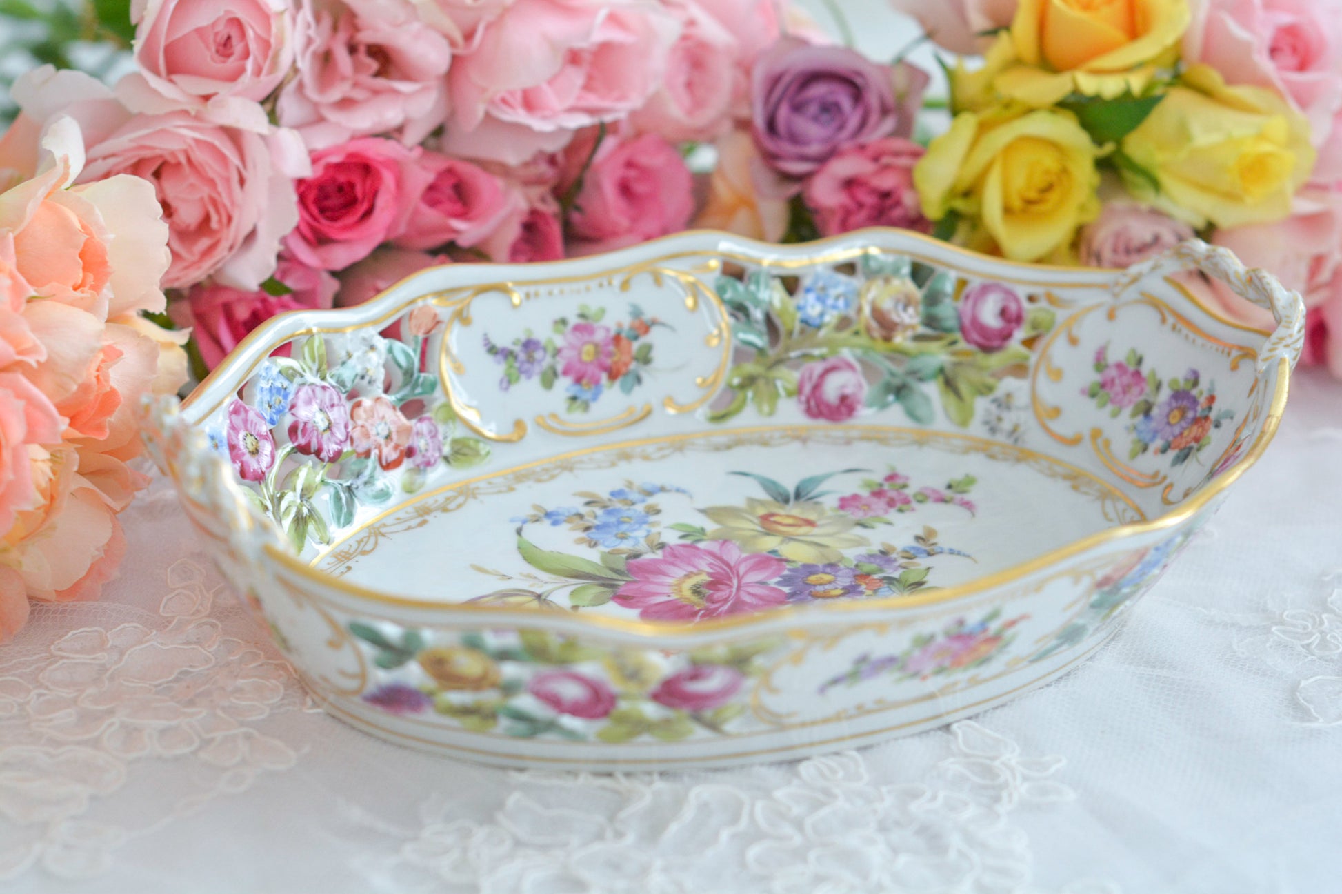 ドイツドレスデン、カール・ティーメ工房のバスケット。透かし模様にハンドペイントで花々が絵付けされていて大変豪華なお品です。持ち手もロープハンドルで凝った作りなのがさすがカール・ティーメ。ドレスデンの磁器は通常、素磁は仕入れて絵付のみを行っていますが、カール・ティーメ工房だけは素磁も自社で製造しています。ハンドペイントの技術も素晴らしく、とにかく美しい。こちらのバスケットも上から見ても横から見ても華やかで美しいバスケットとなっております。