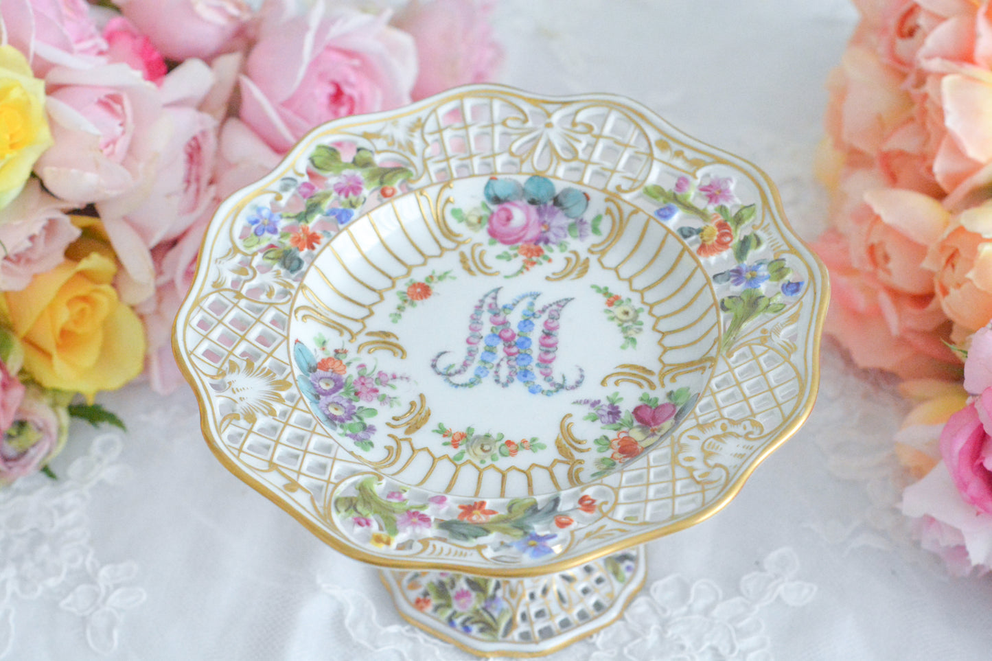 カール・ティーメ工房の花文字でマリーアントワネットの頭文字MとAが描かれた美しいコンポートです。透かし模様のお花や金彩もハンドペイントで丁寧に描かれています。豪華な雰囲気がマリーアントワネットの世界観にぴったりなお品です。ちょっと小ぶりなコンポートで、小さな焼き菓子やチョコレートなどを盛り付けても素敵ですね。マリーアントワネットのプレートも貴重ですが、コンポートはさらに見つけるのが困難なお品です。