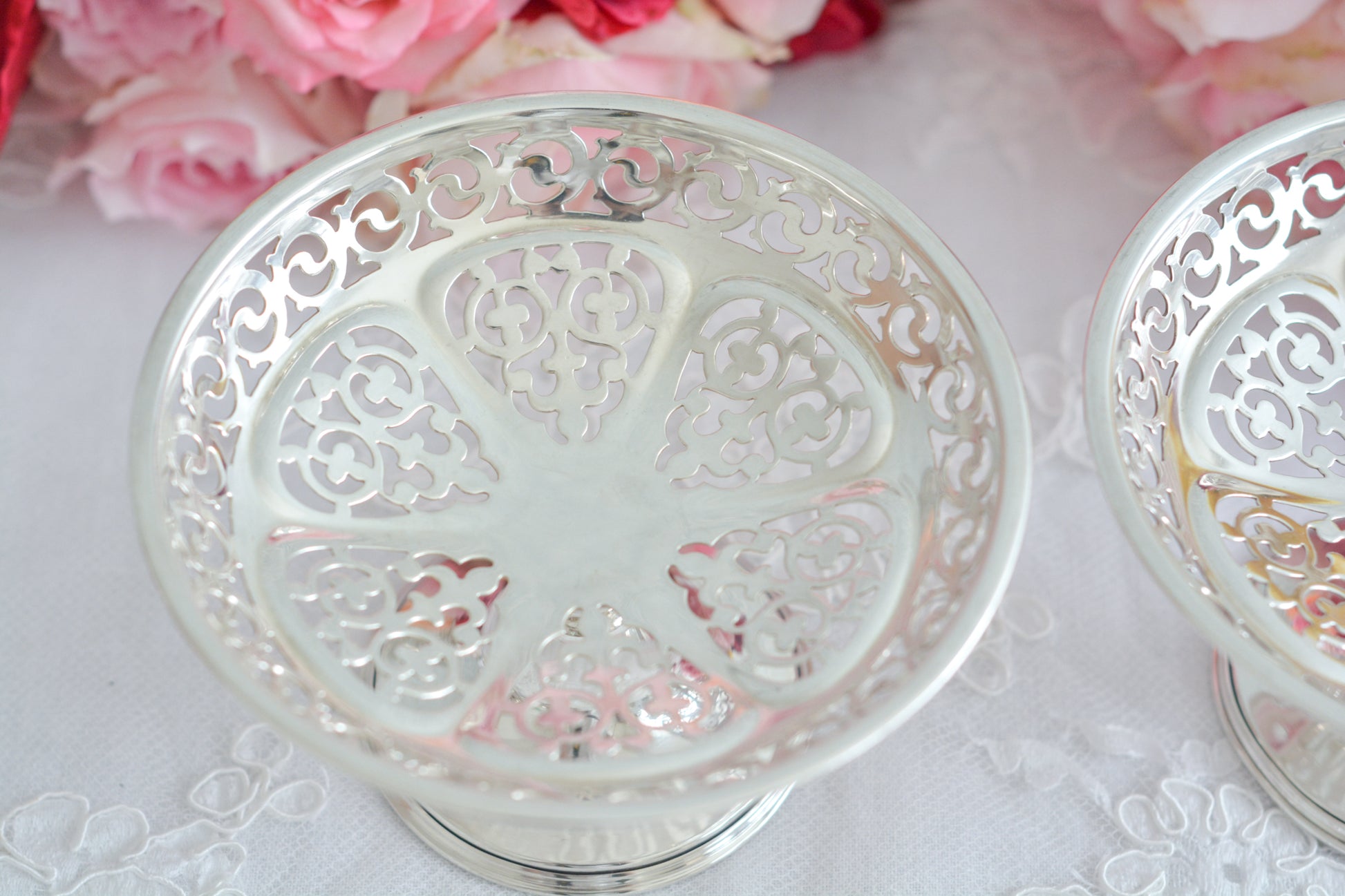 1935年に作られた、英国バーミンガムの工房ウィリアムアダムスの美しいコンポートです。 ピアス細工(透かし模様)が繊細で小ぶりですが存在感があります。ちょっとしたお菓子やチョコレートなどを盛り付けたり、お気に入りのお品をのせてみたり、いろいろお楽しみいただけると思います。 こちらは後12年ほどでアンティークの仲間入りになるヴィンテージのお品ですが、1935年はキングスシルバージュビリーを記念して、特別に刻印に「ジュビリーマーク」が追加されています。その為ヴィンテージのお品でも特別感のあるお品です。