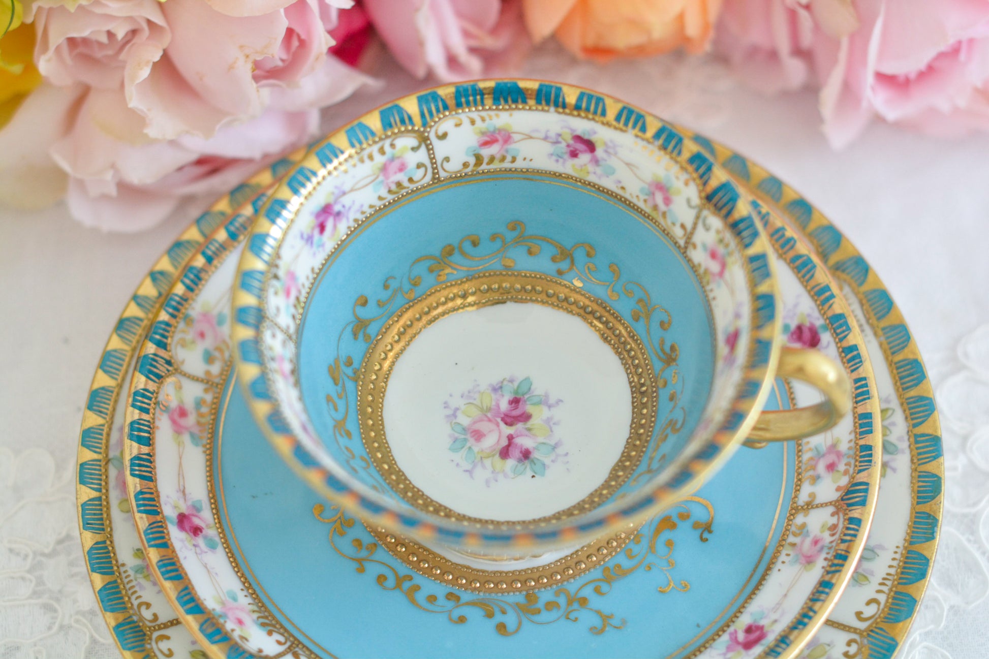 L&COという日本のメーカーのアンティーク里帰り品です。美しいターコイズブルーに金盛りの金彩、ハンドペイントで描かれた可憐なバラが上品なお品。1800年代後半頃からノリタケをはじめ日本からたくさんのメーカーが英国やアメリカに陶磁器を輸出していました。L&COは英国の老舗デパートリバティで販売されていたと言われています。キラキラしたティーセットがデパートに並べられている風景は、当時の人々の目と心を楽しませていたことでしょう。オールドニッポンの美しいティーカップでティータイムをお楽しみください。