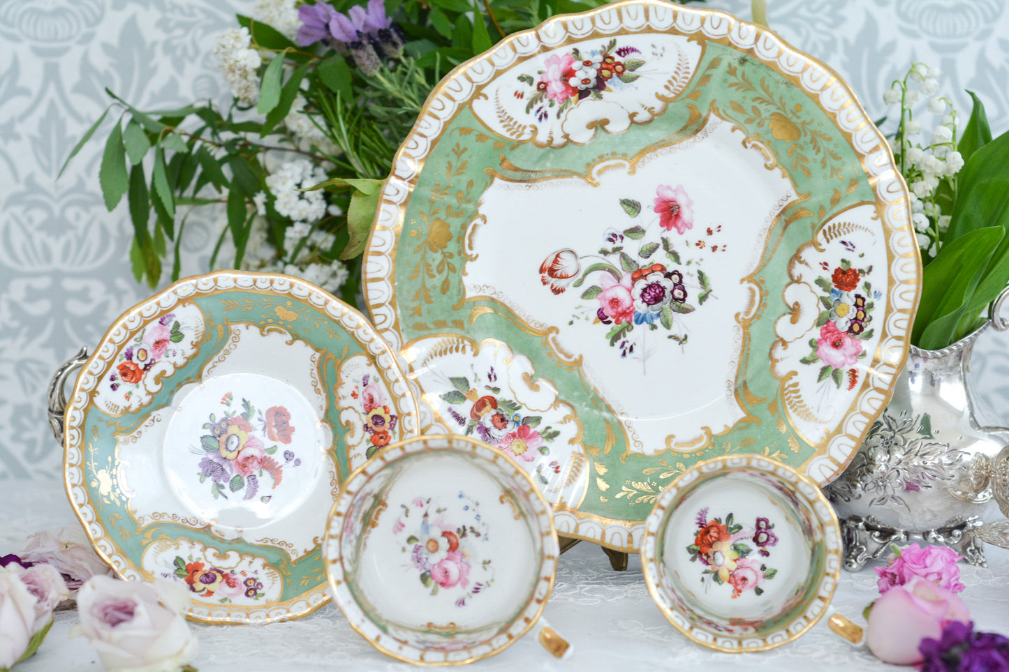 オールドイングリッシュハンドルが凛々しいトゥルートリオ。アップルグリーンの爽やかな色合いにハンドペイントで描かれた美しい花々が映えます。トゥルートリオは、ティーカップ、コーヒーカップ、ソーサーのセットでヴィクトリア時代の初期頃まではトリオといえばこちらが主流でした。今ではとても貴重になっています。紅茶もコーヒーも楽しめるのがいいですね。トゥルートリオとデザートプレートのセットです。