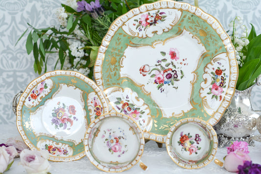 オールドイングリッシュハンドルが凛々しいトゥルートリオ。アップルグリーンの爽やかな色合いにハンドペイントで描かれた美しい花々が映えます。トゥルートリオは、ティーカップ、コーヒーカップ、ソーサーのセットでヴィクトリア時代の初期頃まではトリオといえばこちらが主流でした。今ではとても貴重になっています。紅茶もコーヒーも楽しめるのがいいですね。トゥルートリオとデザートプレートのセットです。