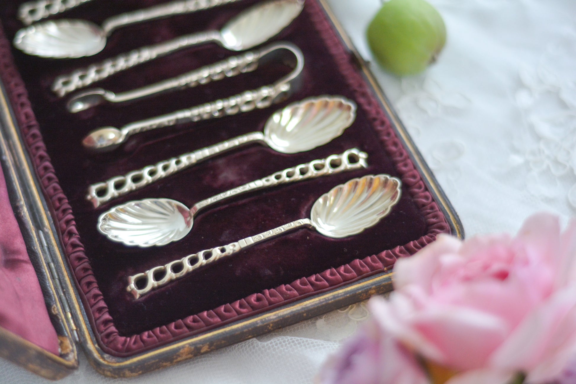 シェルの形のスプーンに持ち手は透かし模様になっている、とても素敵なスプーン6本とシュガートング1本のセット。ティータイムやおもてなしにぴったりです。純銀のスプーンはやっぱり豪華でいいですね。箱は外側は経年の傷などはありますが、中はビロードと蓋にはシルクが使われていて贅沢な作りになっています。状態も箱の中は比較的綺麗な状態です。スプーンの持ち手にリペアと小さな傷があるためお値打ち価格になっています。