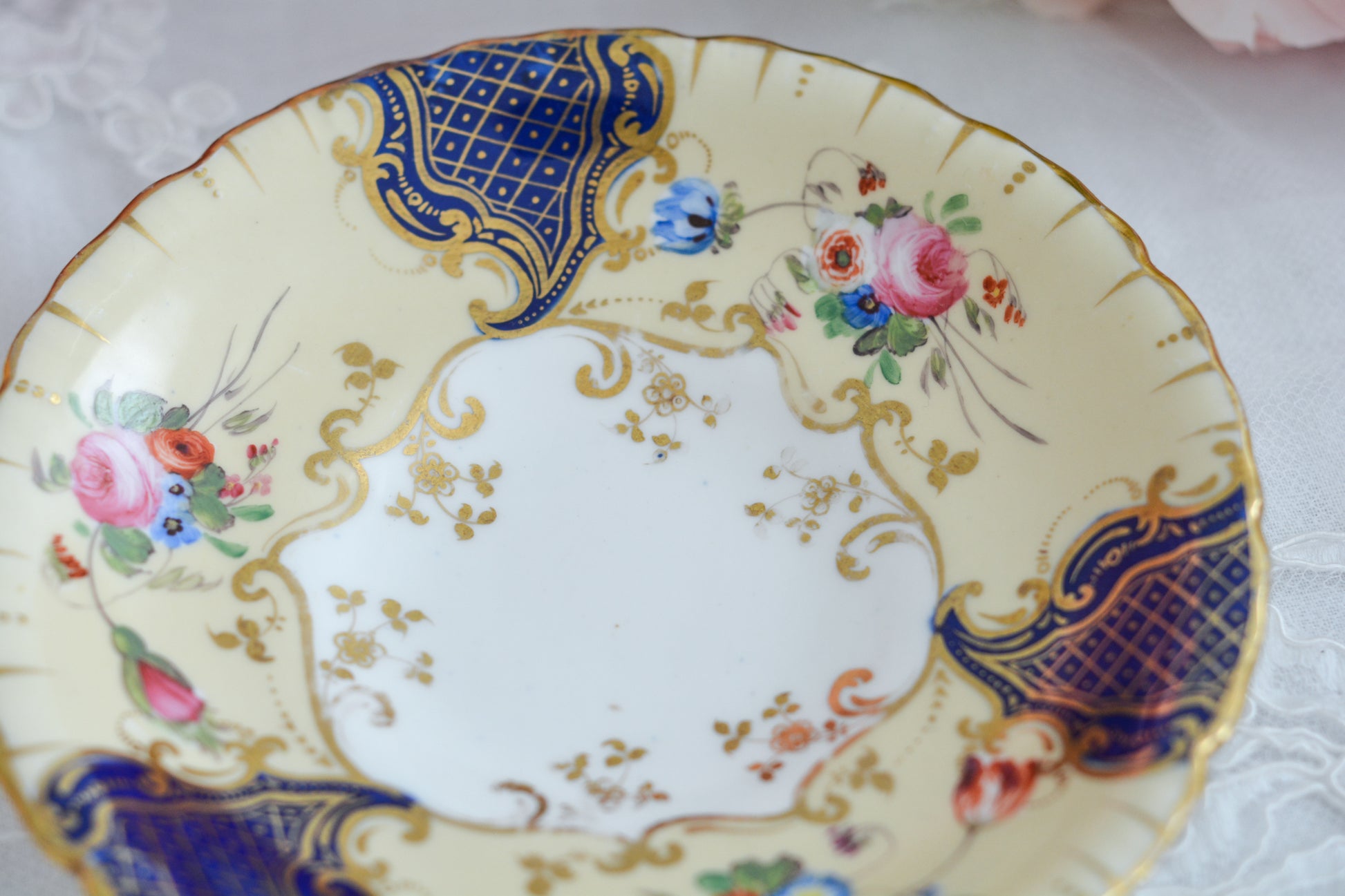 コープランドギャレットの1833年〜1847年頃に作られた貴重なカップ&ソーサーです。コープランド&ギャレット社は14年ほどしか稼働していなかったのですが、この時に作られたカップは優美で、長い時を経た現代においても人々を魅了しています。こちらのカップも優美なシェイプ、ハンドペイントで描かれた花々は上品で美しく見惚れてしまうほど。長い年月を経てやってきてくれた美しいカップをぜひご覧ください。