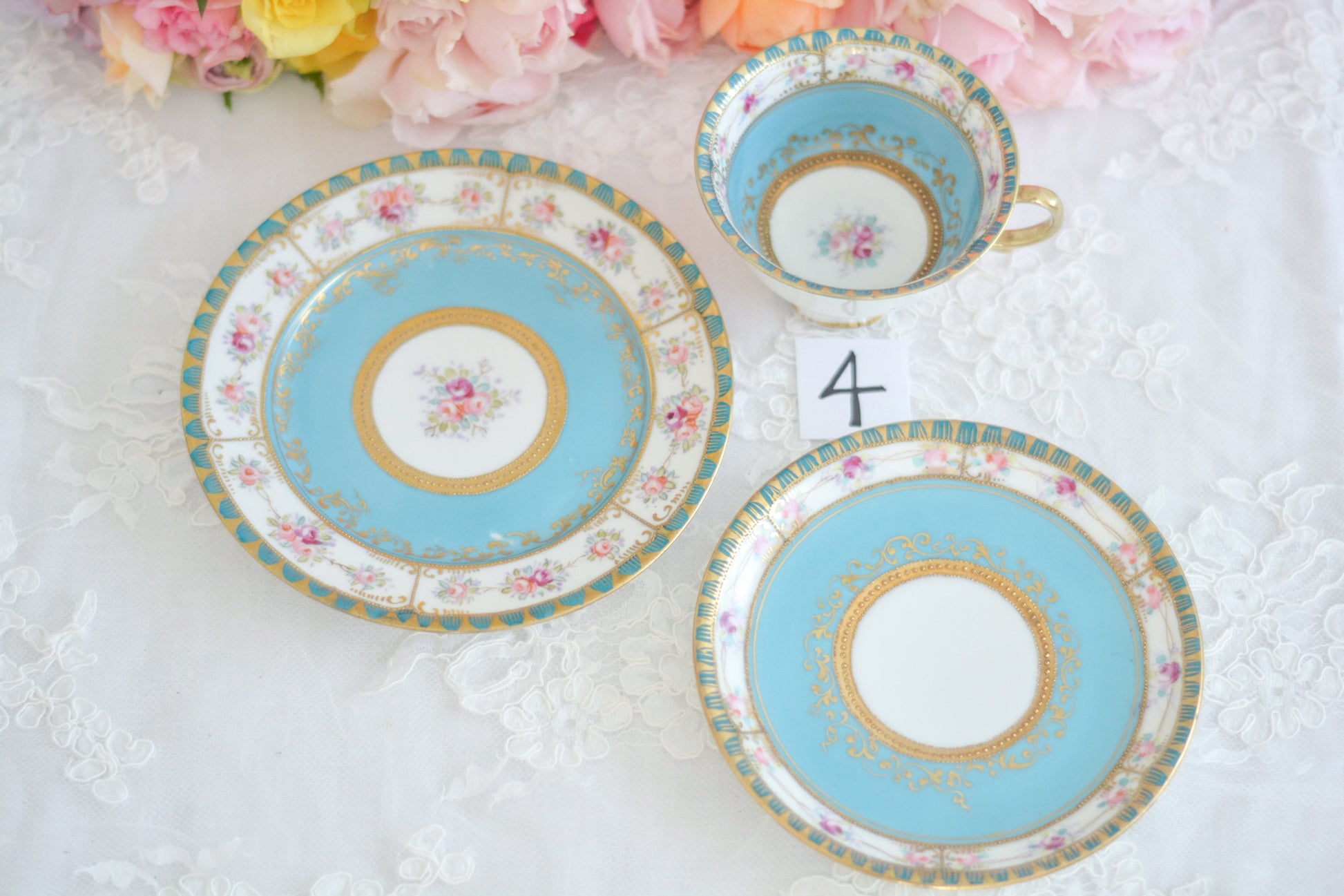 L&COという日本のメーカーのアンティーク里帰り品です。美しいターコイズブルーに金盛りの金彩、ハンドペイントで描かれた可憐なバラが上品なお品。1800年代後半頃からノリタケをはじめ日本からたくさんのメーカーが英国やアメリカに陶磁器を輸出していました。L&COは英国の老舗デパートリバティで販売されていたと言われています。キラキラしたティーセットがデパートに並べられている風景は、当時の人々の目と心を楽しませていたことでしょう。オールドニッポンの美しいティーカップでティータイムをお楽しみください。