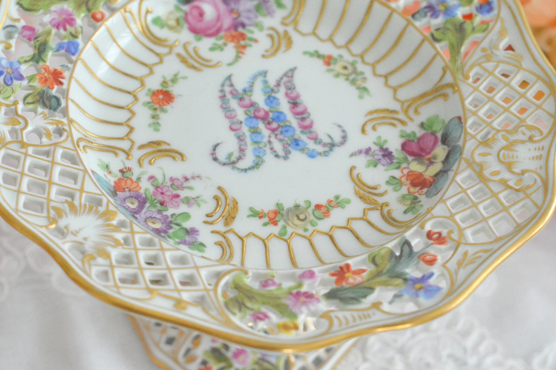 カール・ティーメ工房の花文字でマリーアントワネットの頭文字MとAが描かれた美しいコンポートです。透かし模様のお花や金彩もハンドペイントで丁寧に描かれています。豪華な雰囲気がマリーアントワネットの世界観にぴったりなお品です。ちょっと小ぶりなコンポートで、小さな焼き菓子やチョコレートなどを盛り付けても素敵ですね。マリーアントワネットのプレートも貴重ですが、コンポートはさらに見つけるのが困難なお品です。