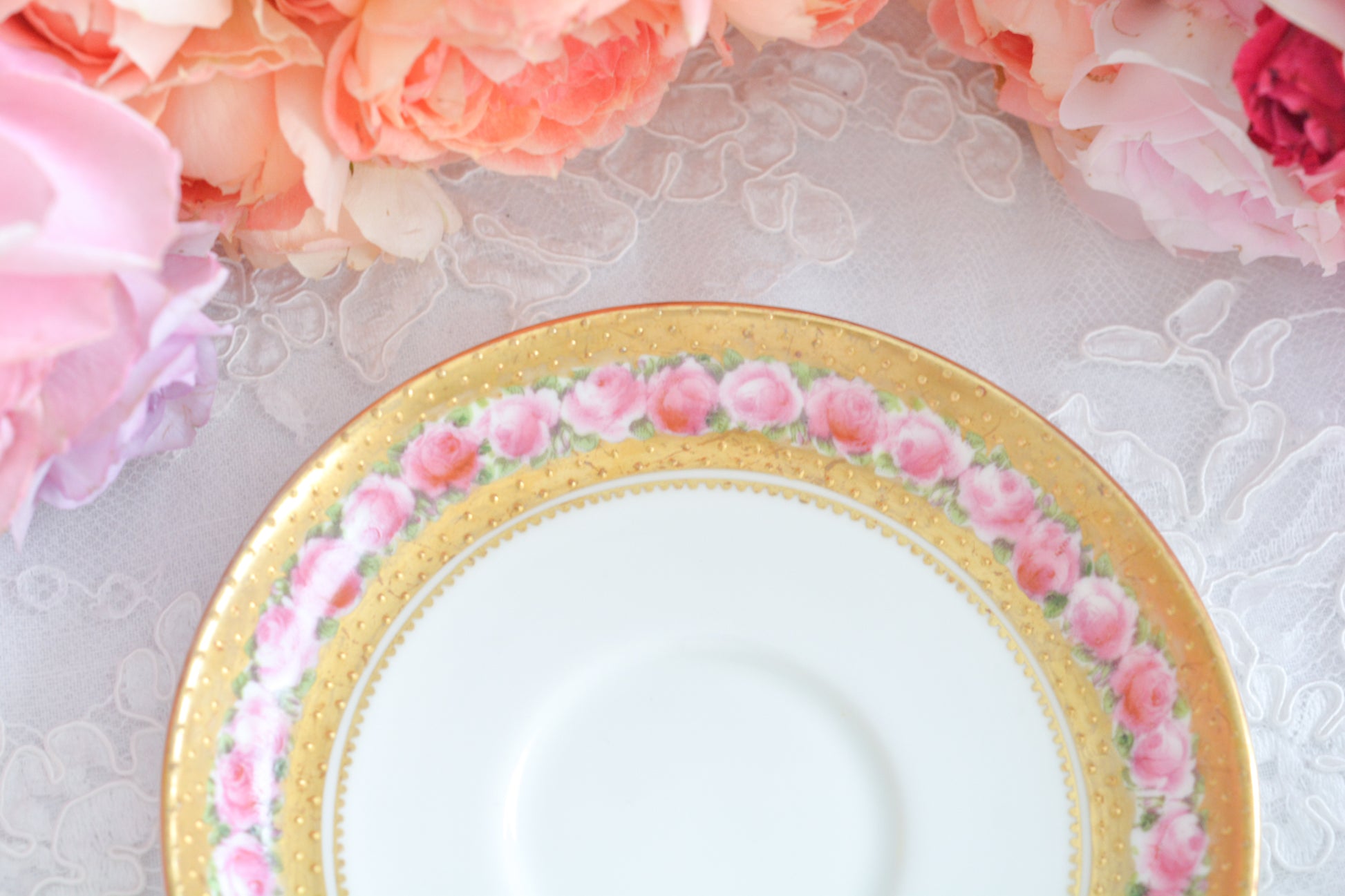 ジョージ・ジョーンズ・クレッセントのとても可憐なティートリオです。立体的なドットが豪華な金彩に可憐なバラが描かれたとても美しいお品です。ジョージ・ジョーンズ・クレッセントは華やかで可愛らしい雰囲気の作品をたくさん作ったメーカーです。クレッセントの可憐な世界観のファンの方も多いです。私もその一人。乙女心をくすぐられて、つい集めたくなってしまうそんな魅力があります。