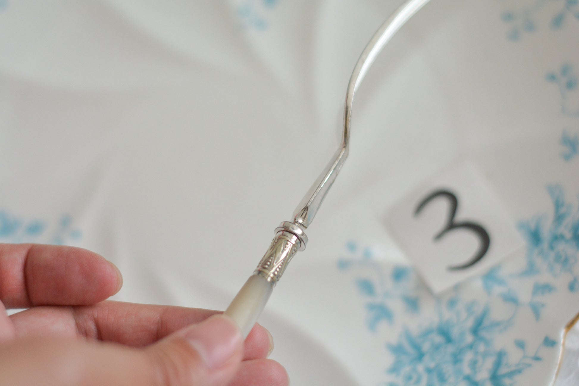 白蝶貝ハンドルと人気の丸刃のカトラリー。こちらは白蝶貝にも手彫りで模様が彫られています。シルバープレートのブレードに少しスレが見られます(状態を考慮した価格になっております)が、白蝶貝の優しい輝きと繊細な模様がとても美しいお品です。こちらは1組(フォークとナイフ2本セット)からご購入いただけます。①〜③からお選びください。