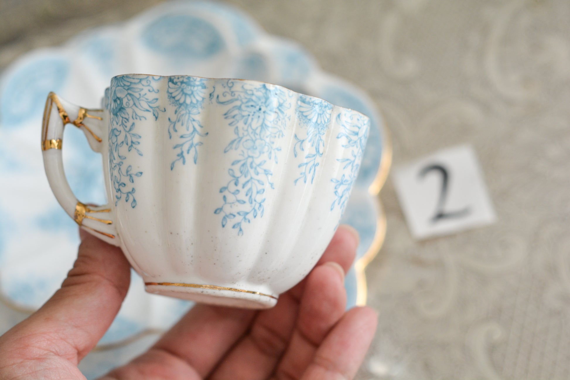 シェリーの前身、ワイルマンのパラダイスパターン貴重なティートリオです。このパラダイスパターンは、1890年に発表されたもので、ターコイズブルーの繊細な模様が大変美しいお品です。シェイプはデイジーシェイプと言われるシェイプで、美しい形にカップのハンドルも大変凝った作りになっています。探すのがとても困難なパラダイスパターンでぜひティータイムをお楽しみください。  こちらは①と②で状態が異なるため、コンディションをご確認いただき①〜②からお選びください。お揃いのプレートとミルクジャグも別で掲載しています。