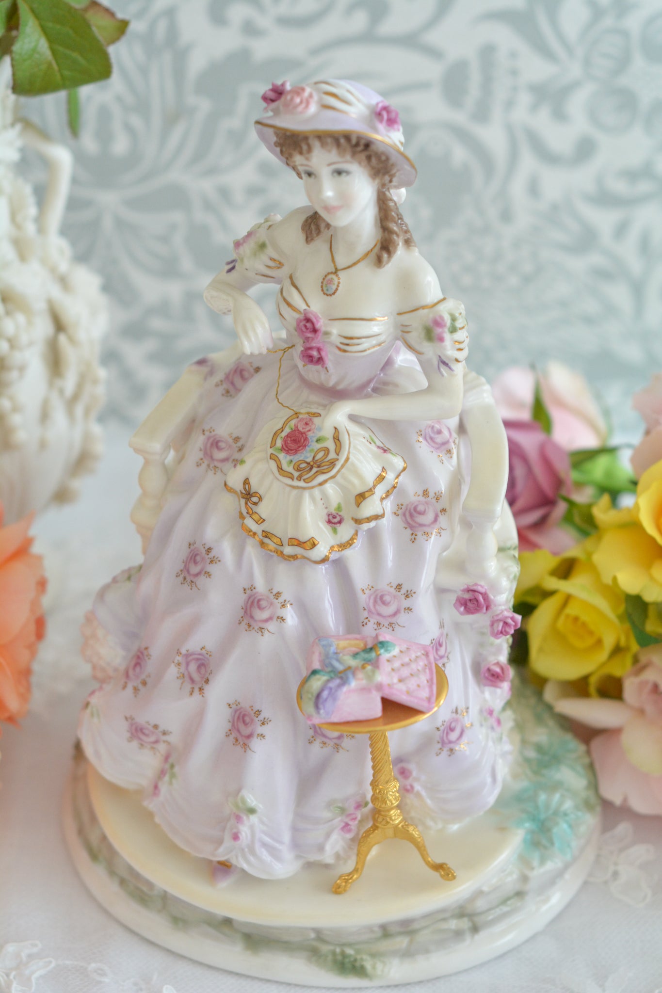 ロイヤルウースターの「THE GRACEFUL ARTS」シリーズの「EMBROIDERY」というフィギュリン。名前の通り、刺繍をしている貴婦人のフィギュリンで2500体しか製造されていない貴重なフィギュリンです。とても凝った作りで、椅子に座っている刺繍をしている貴婦人のドレスはもちろん、刺繍台、椅子もとても美しい作りになっています。そして、なんと、刺繍糸まで再現されている徹底ぶり!探すのがとても困難なフィギュリンなのも納得です。可愛らしい証明書付きです。