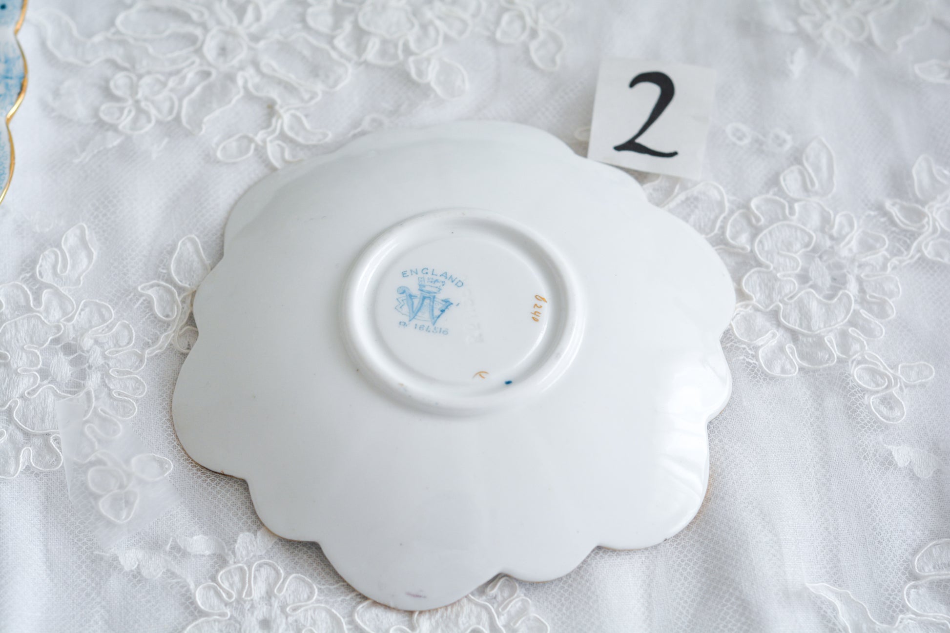 シェリーの前身、ワイルマンのパラダイスパターン貴重なティートリオです。このパラダイスパターンは、1890年に発表されたもので、ターコイズブルーの繊細な模様が大変美しいお品です。シェイプはデイジーシェイプと言われるシェイプで、美しい形にカップのハンドルも大変凝った作りになっています。探すのがとても困難なパラダイスパターンでぜひティータイムをお楽しみください。  こちらは①と②で状態が異なるため、コンディションをご確認いただき①〜②からお選びください。お揃いのプレートとミルクジャグも別で掲載しています。