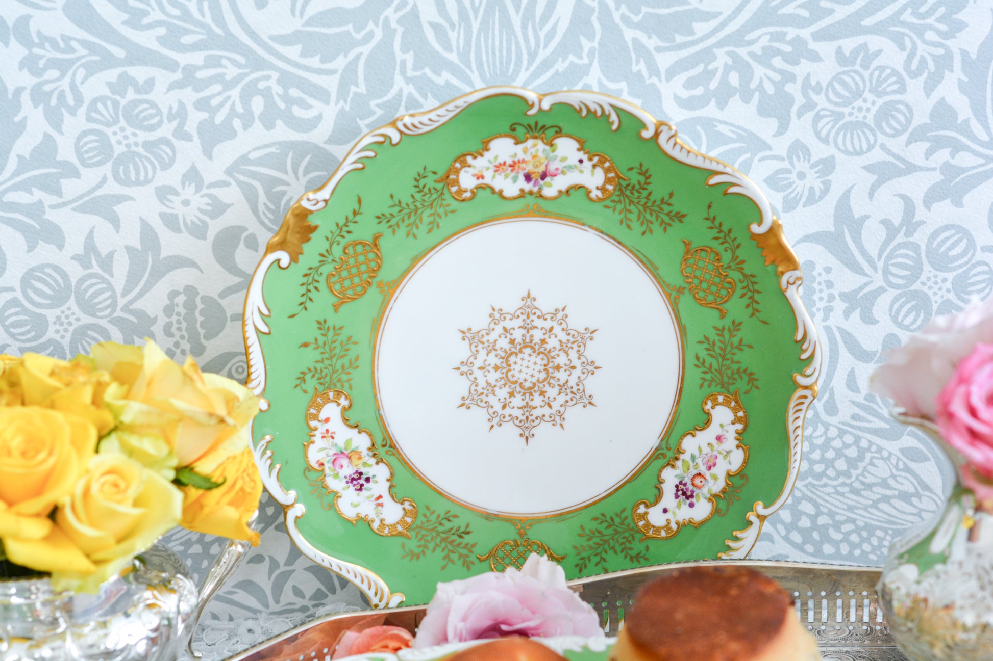 コールポートのアップルグリーンの美しいプレート。手描きで描かれた上品なお花に、金盛りの金彩が大変豪華です。デザートにはもちろん、サービング用としても活躍してくれそうです。こちらは2枚在庫がございます。ハンドペイントのため、描かれているお花も1点1点異なります。①〜②からお選びください。
