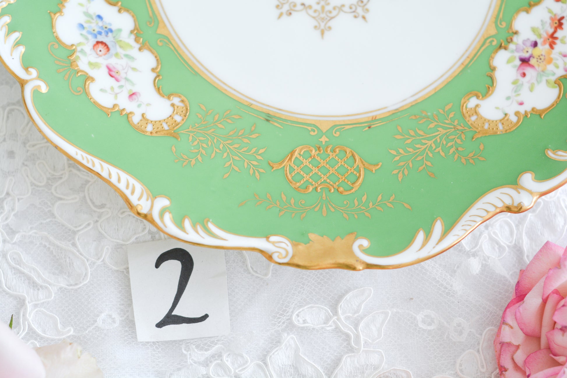 コールポートのアップルグリーンの美しいプレート。手描きで描かれた上品なお花に、金盛りの金彩が大変豪華です。デザートにはもちろん、サービング用としても活躍してくれそうです。こちらは2枚在庫がございます。ハンドペイントのため、描かれているお花も1点1点異なります。①〜②からお選びください。