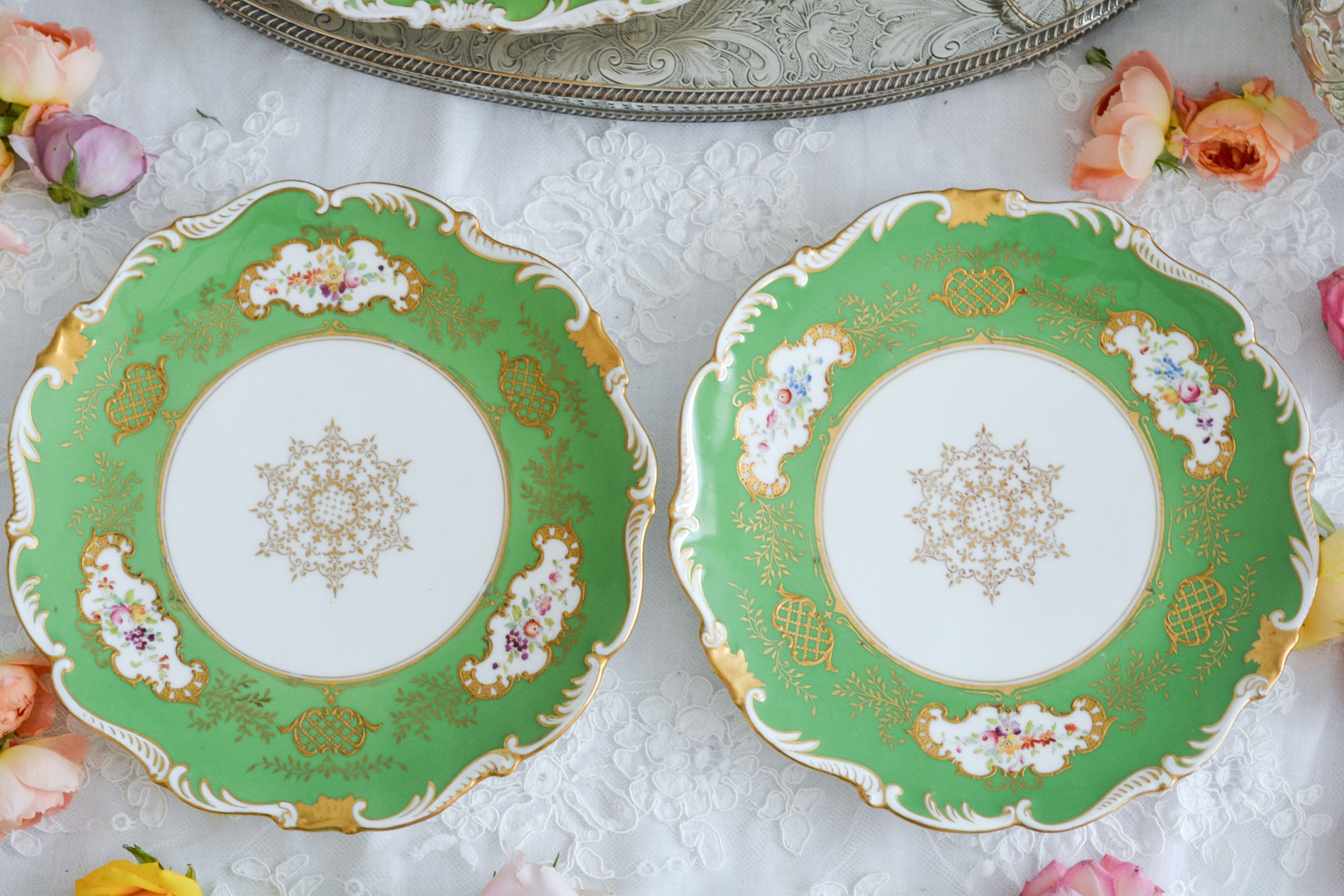 コールポートのアップルグリーンの美しいプレート。手描きで描かれた上品なお花に、金盛りの金彩が大変豪華です。デザートにはもちろん、サービング用としても活躍してくれそうです。こちらは2枚在庫がございます。ハンドペイントのため、描かれているお花も1点1点異なります。①〜②からお選びください。