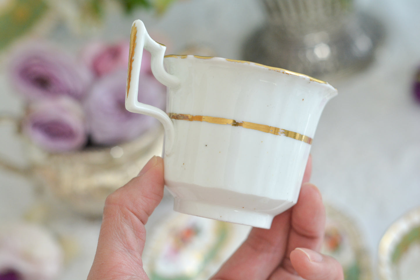 オールドイングリッシュハンドルが凛々しいトゥルートリオ。アップルグリーンの爽やかな色合いにハンドペイントで描かれた美しい花々が映えます。トゥルートリオは、ティーカップ、コーヒーカップ、ソーサーのセットでヴィクトリア時代の初期頃まではトリオといえばこちらが主流でした。今ではとても貴重になっています。紅茶もコーヒーも楽しめるのがいいですね。トゥルートリオとデザートプレートのセットです。