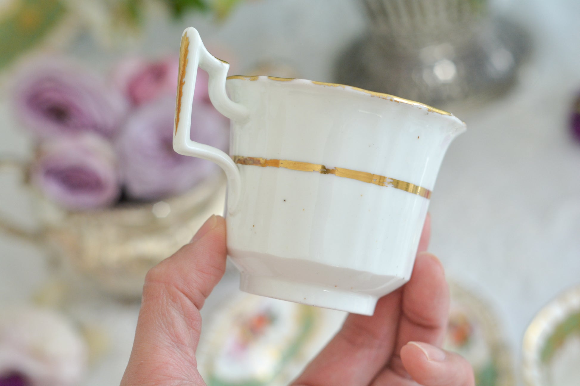 オールドイングリッシュハンドルが凛々しいトゥルートリオ。アップルグリーンの爽やかな色合いにハンドペイントで描かれた美しい花々が映えます。トゥルートリオは、ティーカップ、コーヒーカップ、ソーサーのセットでヴィクトリア時代の初期頃まではトリオといえばこちらが主流でした。今ではとても貴重になっています。紅茶もコーヒーも楽しめるのがいいですね。トゥルートリオとデザートプレートのセットです。