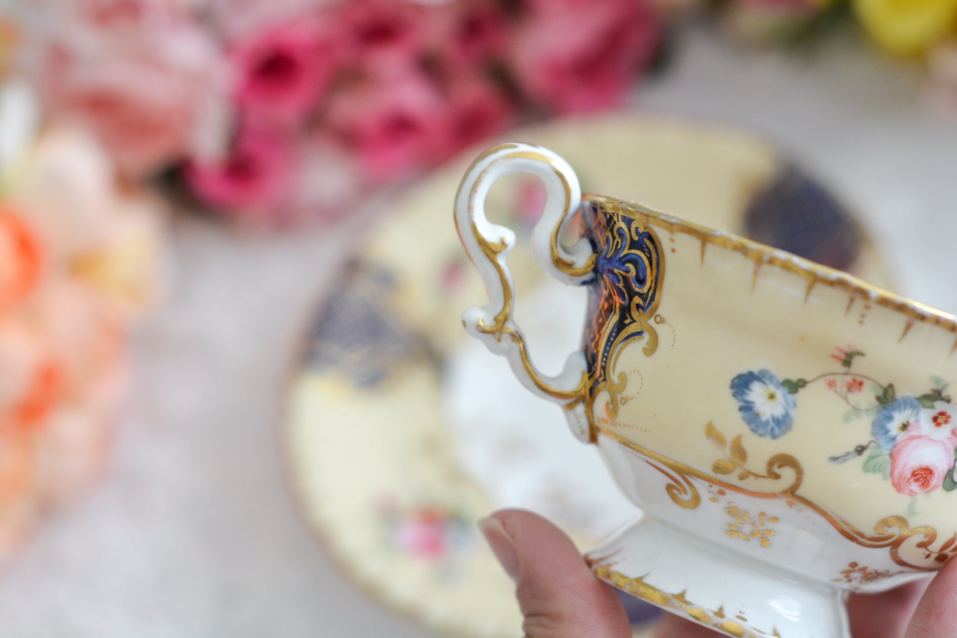 コープランドギャレットの1833年〜1847年頃に作られた貴重なカップ&ソーサーです。コープランド&ギャレット社は14年ほどしか稼働していなかったのですが、この時に作られたカップは優美で、長い時を経た現代においても人々を魅了しています。こちらのカップも優美なシェイプ、ハンドペイントで描かれた花々は上品で美しく見惚れてしまうほど。長い年月を経てやってきてくれた美しいカップをぜひご覧ください。