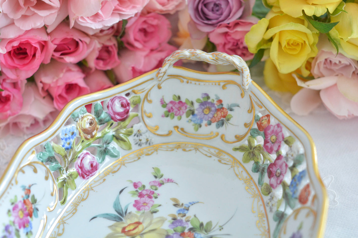 ドイツドレスデン、カール・ティーメ工房のバスケット。透かし模様にハンドペイントで花々が絵付けされていて大変豪華なお品です。持ち手もロープハンドルで凝った作りなのがさすがカール・ティーメ。ドレスデンの磁器は通常、素磁は仕入れて絵付のみを行っていますが、カール・ティーメ工房だけは素磁も自社で製造しています。ハンドペイントの技術も素晴らしく、とにかく美しい。こちらのバスケットも上から見ても横から見ても華やかで美しいバスケットとなっております。