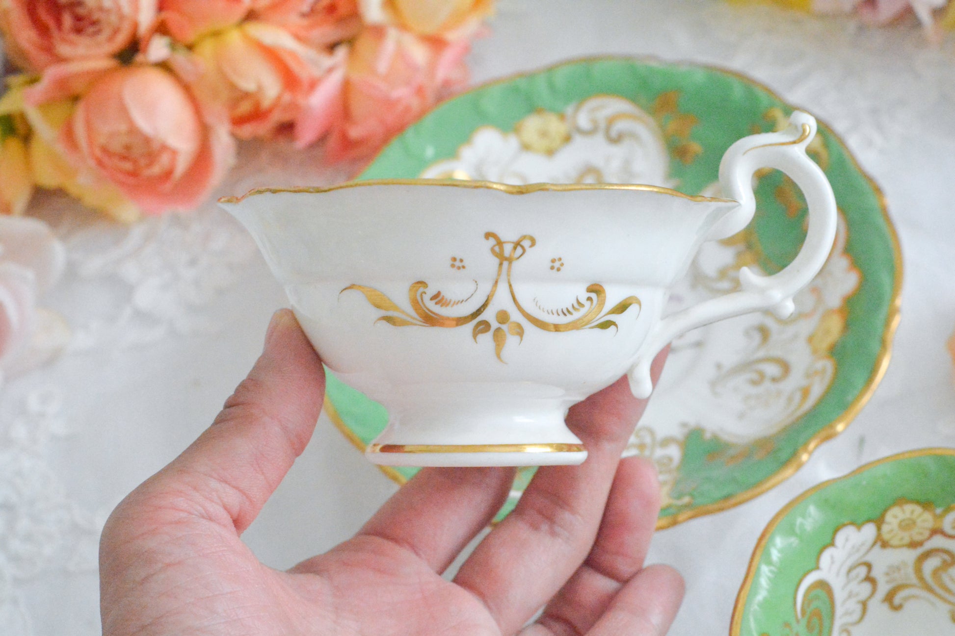 ダベンポートのロココリバイバルの優美なシェイプがとっても華やかで美しいトゥルートリオです。ダベンポート窯は1794年に創業し優れた磁器をたくさん製造していましたが、残念ながら1887年に廃業してしまいます。ハンドペイントの技術もとても優れていて美しい作品を残しています。トゥルートリオは、ティーカップ、コーヒーカップ、ソーサーのセットで、紅茶もコーヒーもどちらも楽しめるセットです。1800年代中頃まではトリオといえばこちらのtフルートリオが主流でした。ダベンポートらしい、美しい花々と優美なシェイプの心躍るカップです。