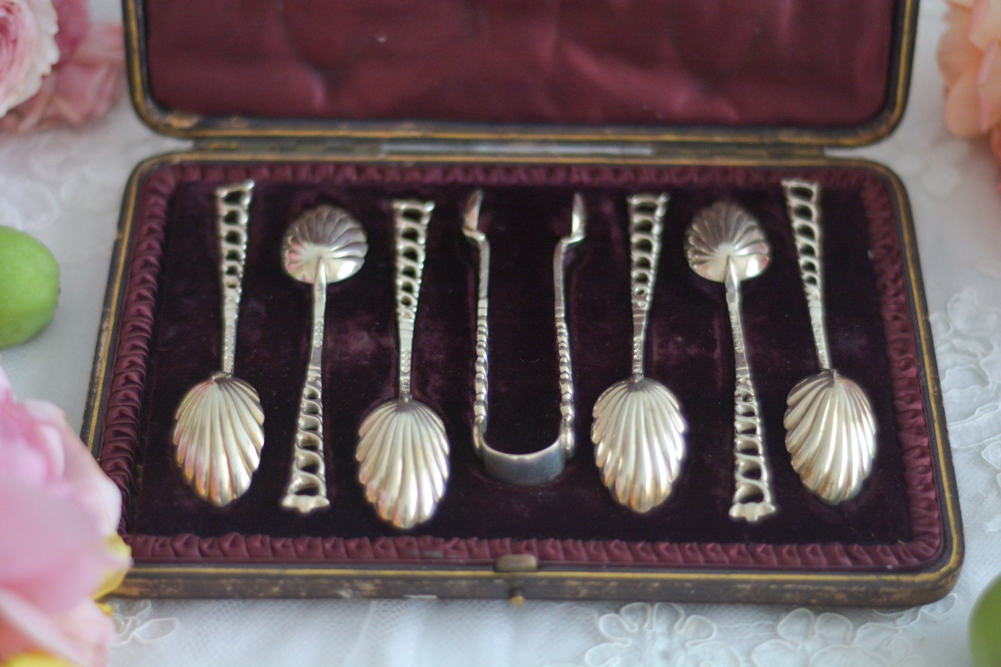シェルの形のスプーンに持ち手は透かし模様になっている、とても素敵なスプーン6本とシュガートング1本のセット。ティータイムやおもてなしにぴったりです。純銀のスプーンはやっぱり豪華でいいですね。箱は外側は経年の傷などはありますが、中はビロードと蓋にはシルクが使われていて贅沢な作りになっています。状態も箱の中は比較的綺麗な状態です。スプーンの持ち手にリペアと小さな傷があるためお値打ち価格になっています。