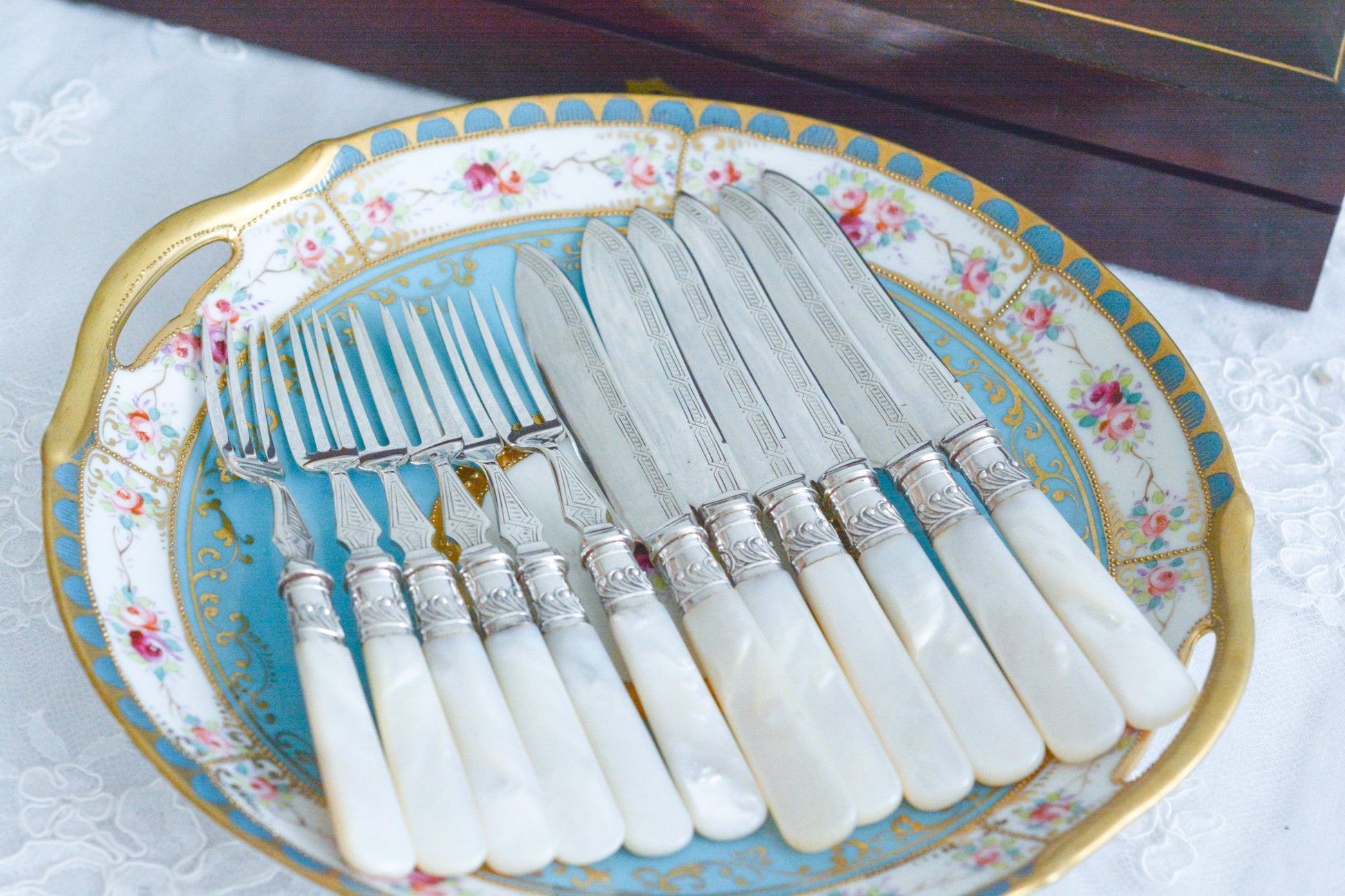 美しい木箱に入った白蝶貝ハンドルのデザートカトラリーセット。ディーラーさんから届いて開けてみると、当時の手紙が中に入っていてびっくりしました。結婚したお嬢様に宛てたお手紙です。大切なお嬢様の幸せを願ってご両親はこのカトラリーを贈られたのでしょう。持ち主は、大切に保管してもしかしたら未使用かもしれません。白蝶貝はマザーオブパールの名前の通り、真珠を生成する母貝です。子宝・子孫繁栄の象徴として、安産や子育てのお守りを願って白蝶貝ハンドルのカトラリーを結婚お祝いに贈ることが多かったのです。