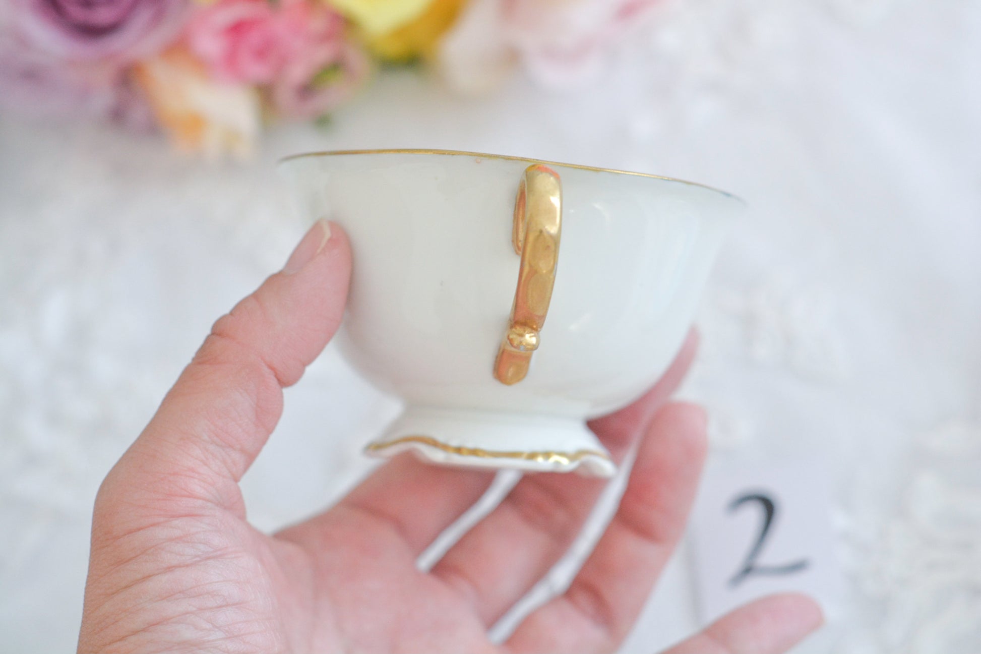 L&COという日本のメーカーのアンティーク里帰り品です。美しいターコイズブルーに金盛りの金彩、ハンドペイントで描かれた可憐なバラが上品なお品。1800年代後半頃からノリタケをはじめ日本からたくさんのメーカーが英国やアメリカに陶磁器を輸出していました。L&COは英国の老舗デパートリバティで販売されていたと言われています。キラキラしたティーセットがデパートに並べられている風景は、当時の人々の目と心を楽しませていたことでしょう。オールドニッポンの美しいティーカップでティータイムをお楽しみください。