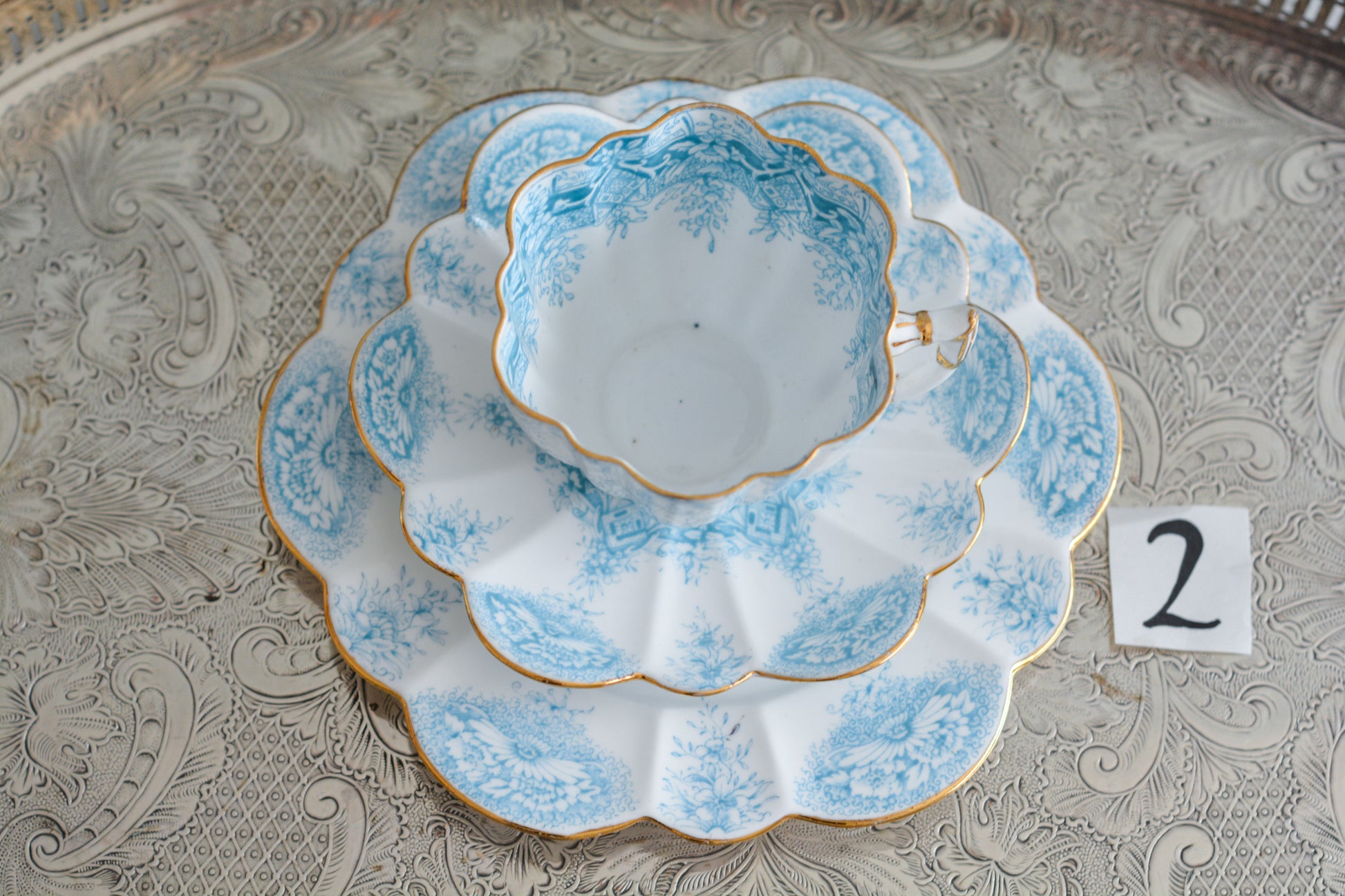 シェリーの前身、ワイルマンのパラダイスパターン貴重なティートリオです。このパラダイスパターンは、1890年に発表されたもので、ターコイズブルーの繊細な模様が大変美しいお品です。シェイプはデイジーシェイプと言われるシェイプで、美しい形にカップのハンドルも大変凝った作りになっています。探すのがとても困難なパラダイスパターンでぜひティータイムをお楽しみください。  こちらは①と②で状態が異なるため、コンディションをご確認いただき①〜②からお選びください。お揃いのプレートとミルクジャグも別で掲載しています。