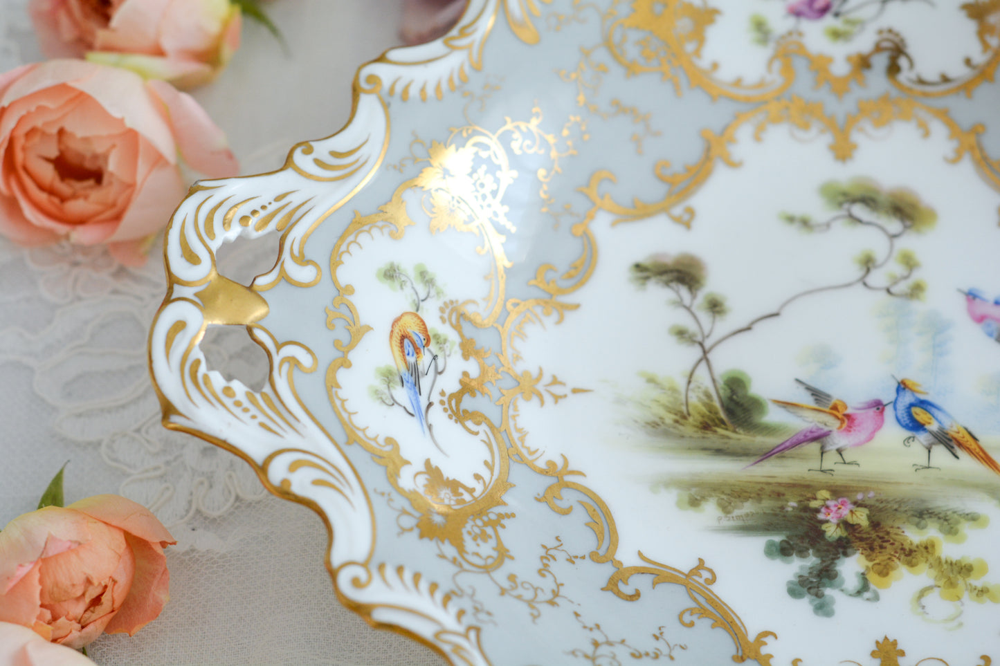 ハンドペイントで描かれた鳥と風景画の美しいサービングプレート。とても豪華なサービングプレートです。金彩の豪華な窓枠にそれぞれ鳥たちが描かれています。とても繊細なタッチで細かく描かれていて、職人さんの技術の高さが窺えます。とても小さなチップと貫入があるのでお値打ちになっていますが、目立つものではありません。ティータイムに活躍してくれる美しいプレートです。
