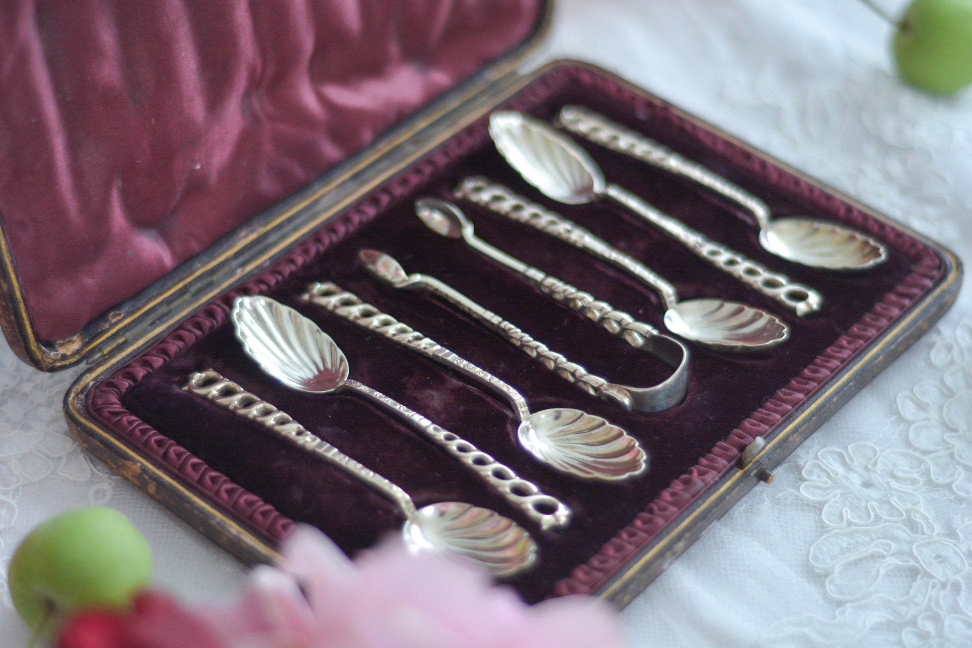 シェルの形のスプーンに持ち手は透かし模様になっている、とても素敵なスプーン6本とシュガートング1本のセット。ティータイムやおもてなしにぴったりです。純銀のスプーンはやっぱり豪華でいいですね。箱は外側は経年の傷などはありますが、中はビロードと蓋にはシルクが使われていて贅沢な作りになっています。状態も箱の中は比較的綺麗な状態です。スプーンの持ち手にリペアと小さな傷があるためお値打ち価格になっています。