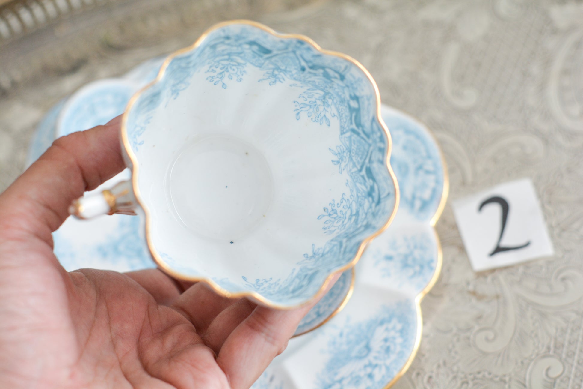 シェリーの前身、ワイルマンのパラダイスパターン貴重なティートリオです。このパラダイスパターンは、1890年に発表されたもので、ターコイズブルーの繊細な模様が大変美しいお品です。シェイプはデイジーシェイプと言われるシェイプで、美しい形にカップのハンドルも大変凝った作りになっています。探すのがとても困難なパラダイスパターンでぜひティータイムをお楽しみください。  こちらは①と②で状態が異なるため、コンディションをご確認いただき①〜②からお選びください。お揃いのプレートとミルクジャグも別で掲載しています。