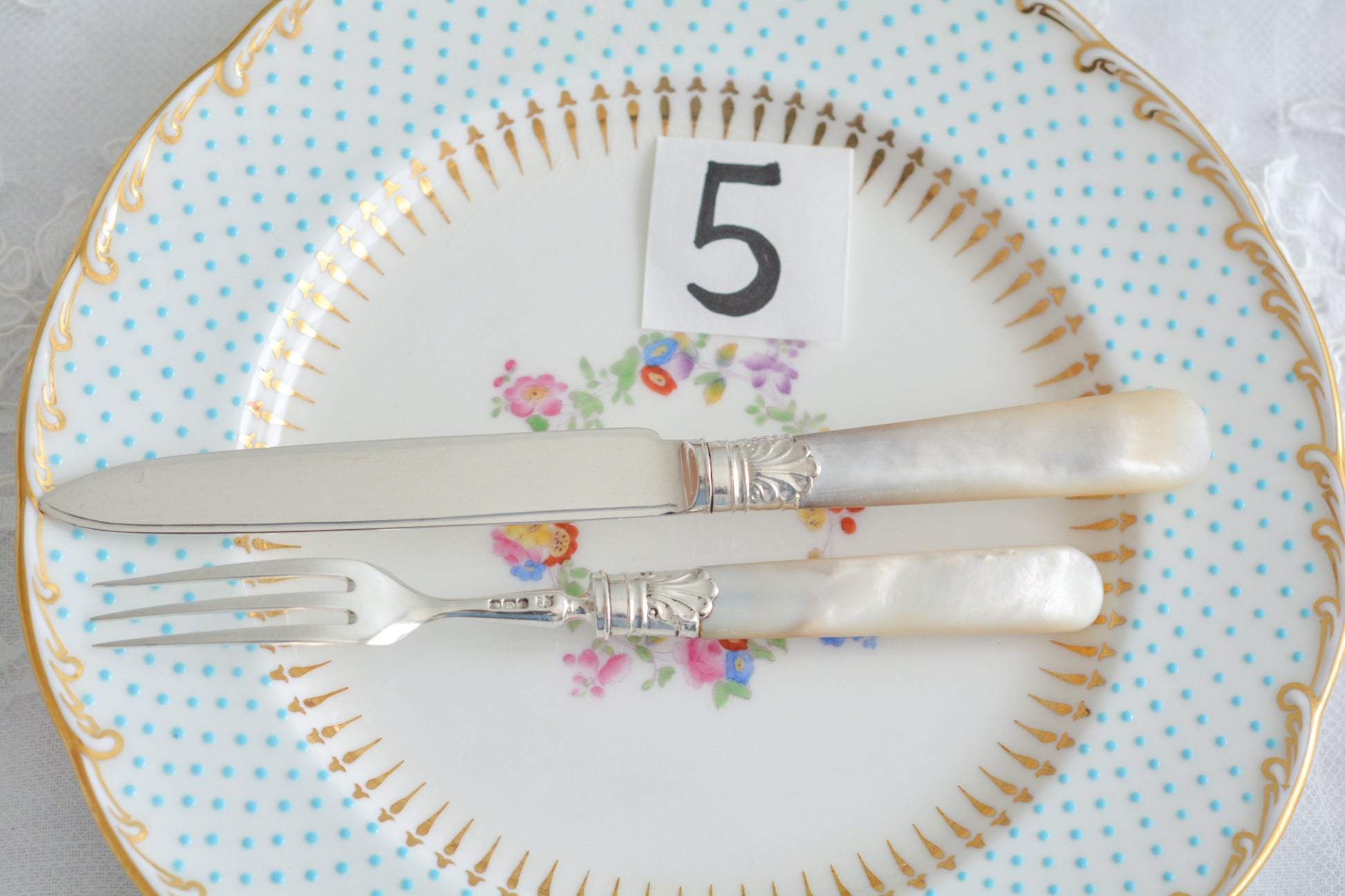 美しい純銀と白蝶貝ハンドルのデザートカトラリー。上品なデザインで純銀のブレードはキラキラと輝き、白蝶貝ハンドルは優しく輝きます。純銀&白蝶貝ハンドルのカトラリーは、やはり特別感がありますね。ティータイムを特別な時間にしてくれるカトラリーです。大きすぎないサイズ感も女性に嬉しいですね。素敵な時間をどうぞお楽しみください。