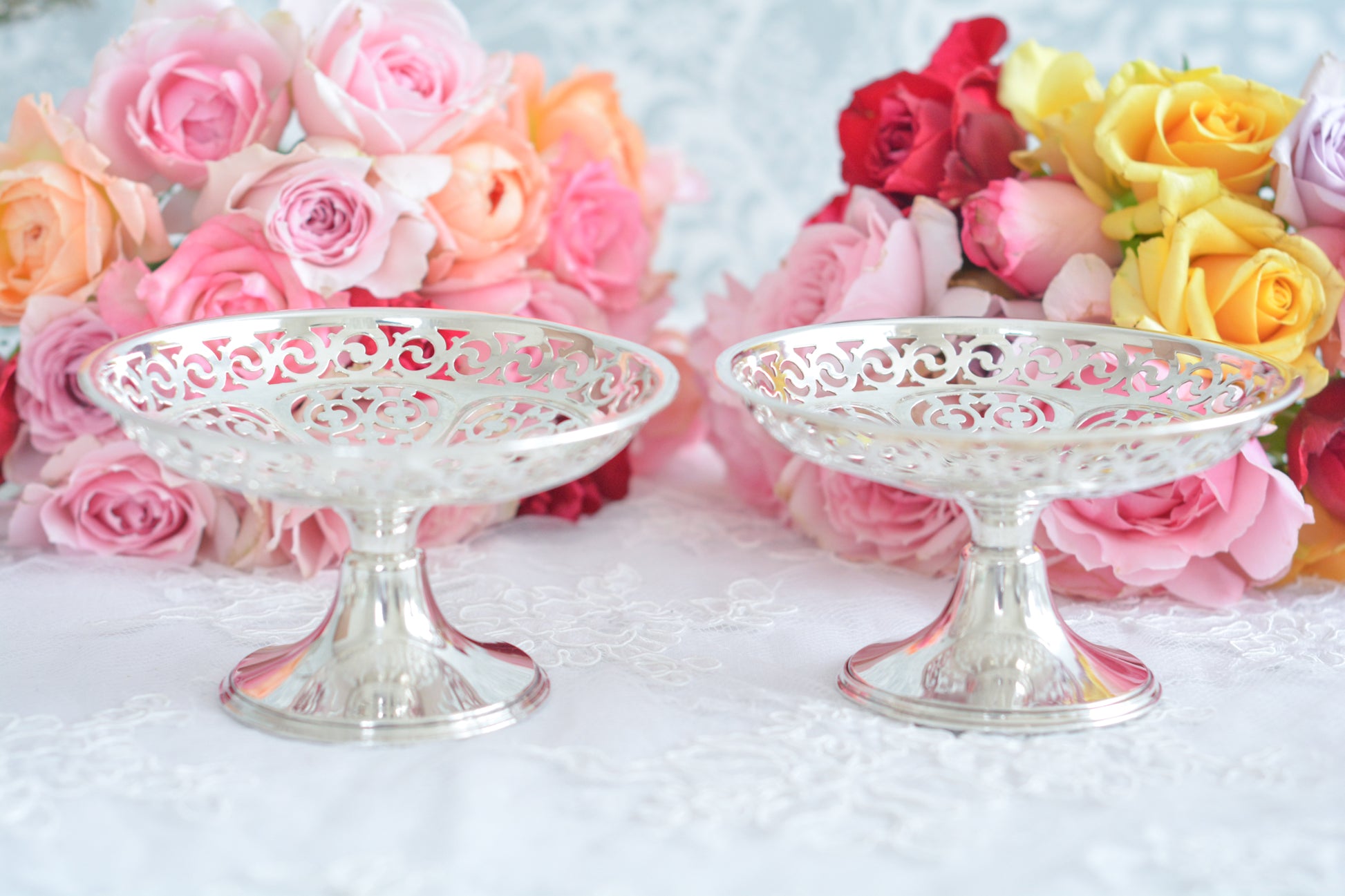 1935年に作られた、英国バーミンガムの工房ウィリアムアダムスの美しいコンポートです。 ピアス細工(透かし模様)が繊細で小ぶりですが存在感があります。ちょっとしたお菓子やチョコレートなどを盛り付けたり、お気に入りのお品をのせてみたり、いろいろお楽しみいただけると思います。 こちらは後12年ほどでアンティークの仲間入りになるヴィンテージのお品ですが、1935年はキングスシルバージュビリーを記念して、特別に刻印に「ジュビリーマーク」が追加されています。その為ヴィンテージのお品でも特別感のあるお品です。