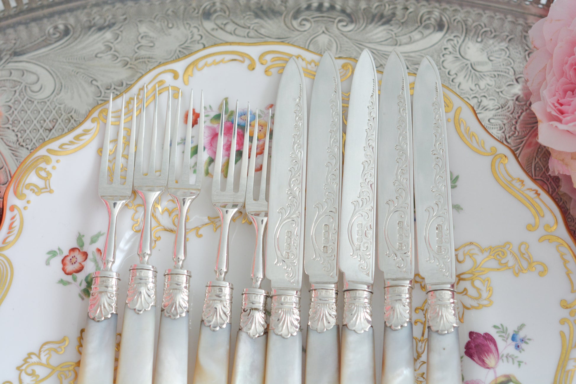 美しい純銀と白蝶貝ハンドルのデザートカトラリー。上品なデザインで純銀のブレードはキラキラと輝き、白蝶貝ハンドルは優しく輝きます。純銀&白蝶貝ハンドルのカトラリーは、やはり特別感がありますね。ティータイムを特別な時間にしてくれるカトラリーです。大きすぎないサイズ感も女性に嬉しいですね。素敵な時間をどうぞお楽しみください。