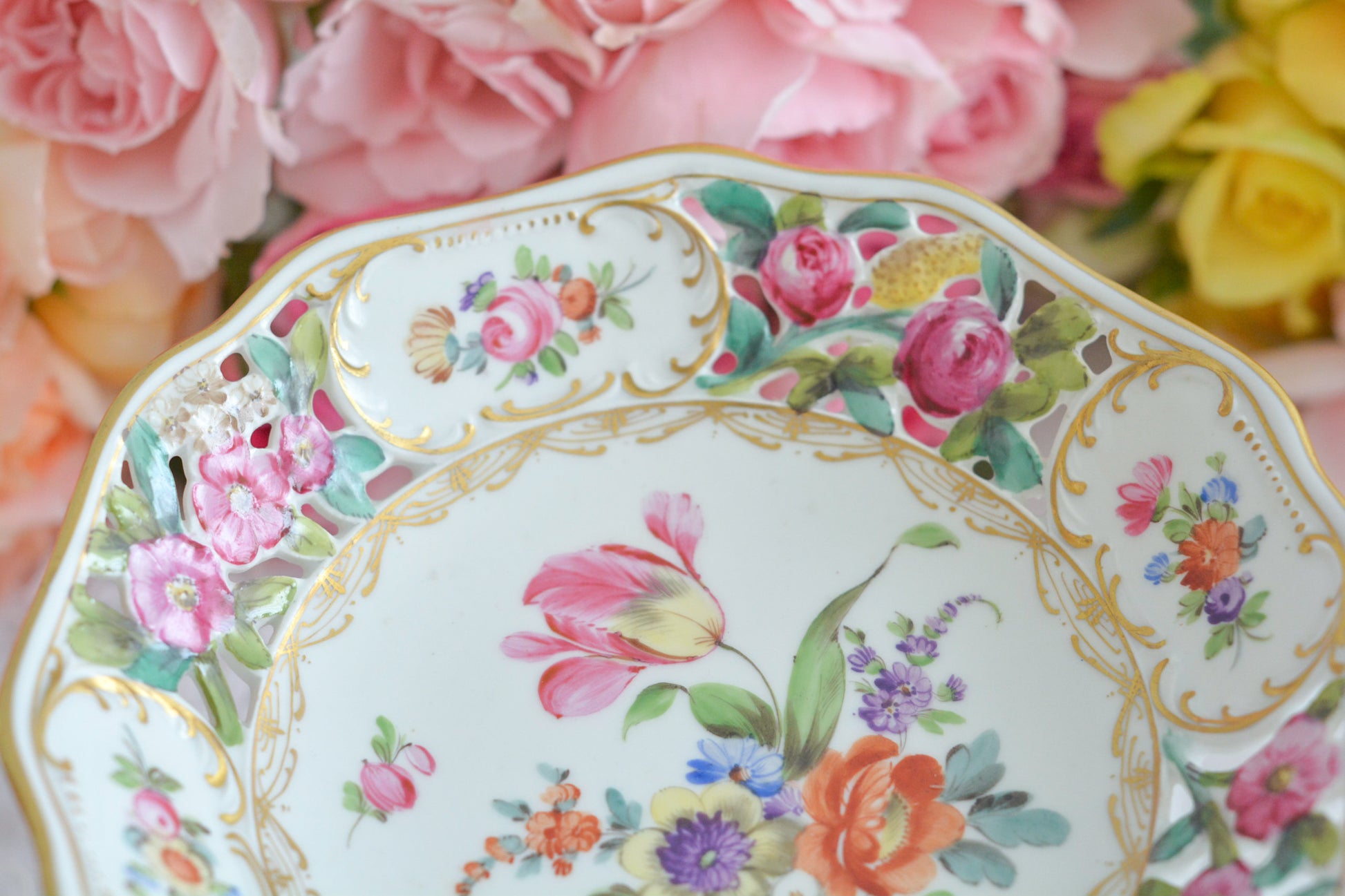 ドイツドレスデン、カール・ティーメ工房のハンドペイントで描かれた美しいコンポートです。ドレスデンの磁器は通常、素磁は仕入れて絵付のみを行っていますが、カール・ティーメ工房だけは素磁も自社で製造しています。ハンドペイントの技術も素晴らしく、とにかく美しい。こちらも花々が大変美しく描かれています。小ぶりなサイズですが、とても存在感のあるお品。テーブルが一気に華やぎます。