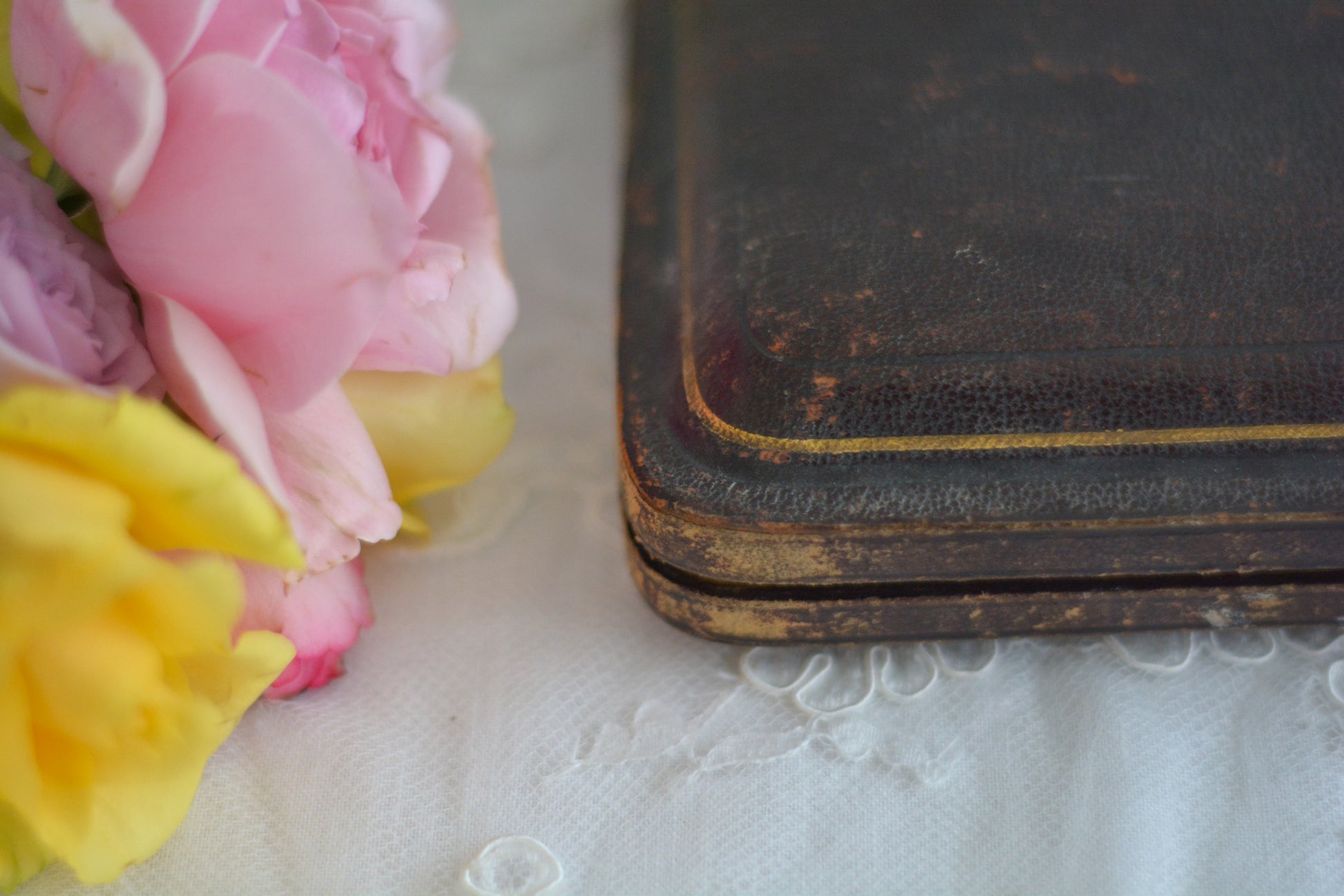 シェルの形のスプーンに持ち手は透かし模様になっている、とても素敵なスプーン6本とシュガートング1本のセット。ティータイムやおもてなしにぴったりです。純銀のスプーンはやっぱり豪華でいいですね。箱は外側は経年の傷などはありますが、中はビロードと蓋にはシルクが使われていて贅沢な作りになっています。状態も箱の中は比較的綺麗な状態です。スプーンの持ち手にリペアと小さな傷があるためお値打ち価格になっています。