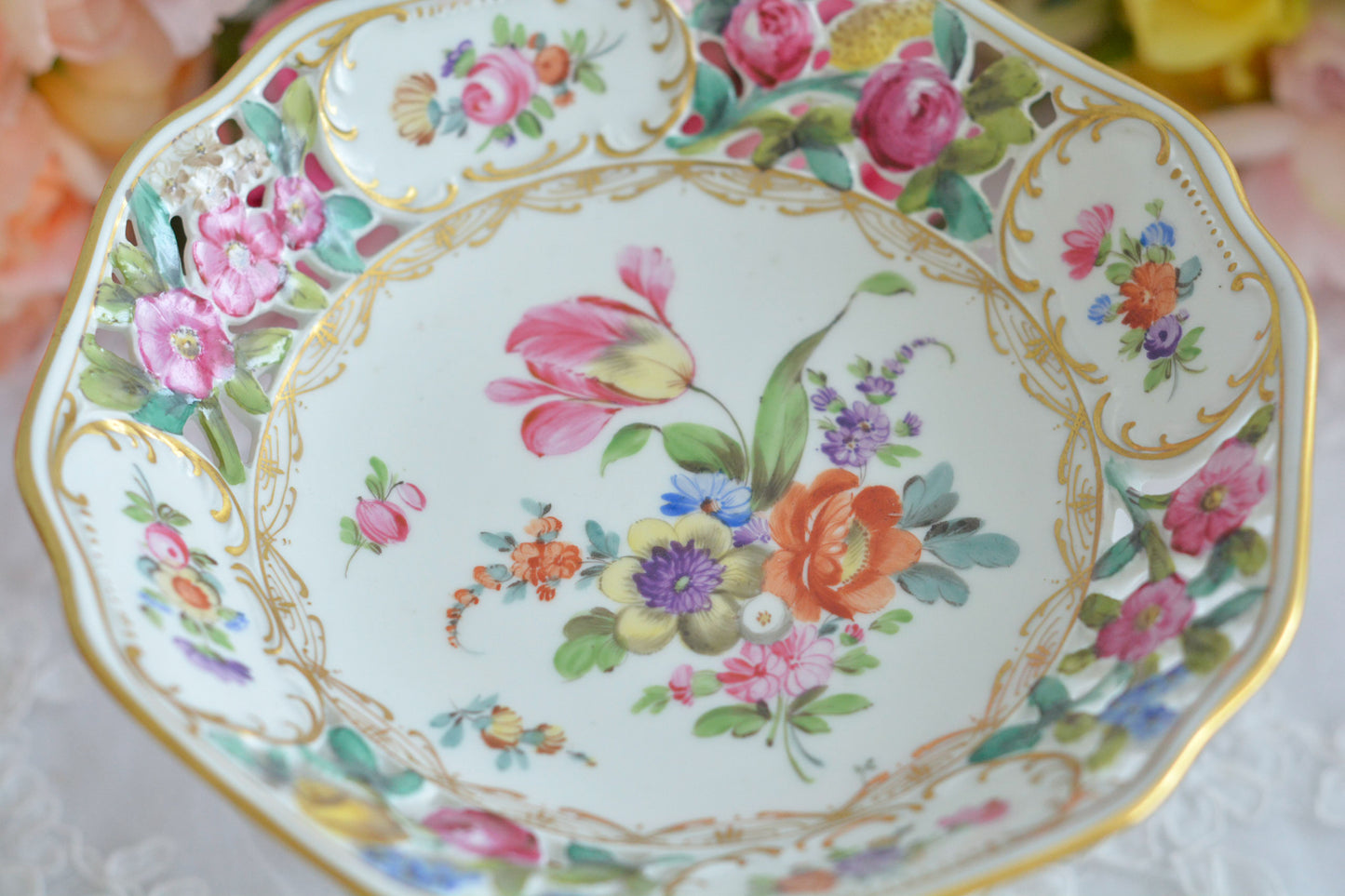 ドイツドレスデン、カール・ティーメ工房のハンドペイントで描かれた美しいコンポートです。ドレスデンの磁器は通常、素磁は仕入れて絵付のみを行っていますが、カール・ティーメ工房だけは素磁も自社で製造しています。ハンドペイントの技術も素晴らしく、とにかく美しい。こちらも花々が大変美しく描かれています。小ぶりなサイズですが、とても存在感のあるお品。テーブルが一気に華やぎます。