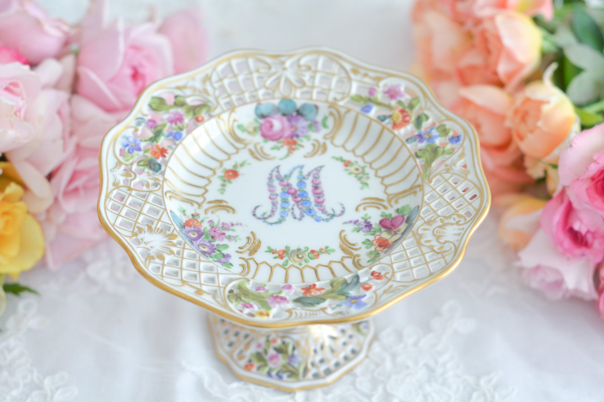 カール・ティーメ工房の花文字でマリーアントワネットの頭文字MとAが描かれた美しいコンポートです。透かし模様のお花や金彩もハンドペイントで丁寧に描かれています。豪華な雰囲気がマリーアントワネットの世界観にぴったりなお品です。ちょっと小ぶりなコンポートで、小さな焼き菓子やチョコレートなどを盛り付けても素敵ですね。マリーアントワネットのプレートも貴重ですが、コンポートはさらに見つけるのが困難なお品です。