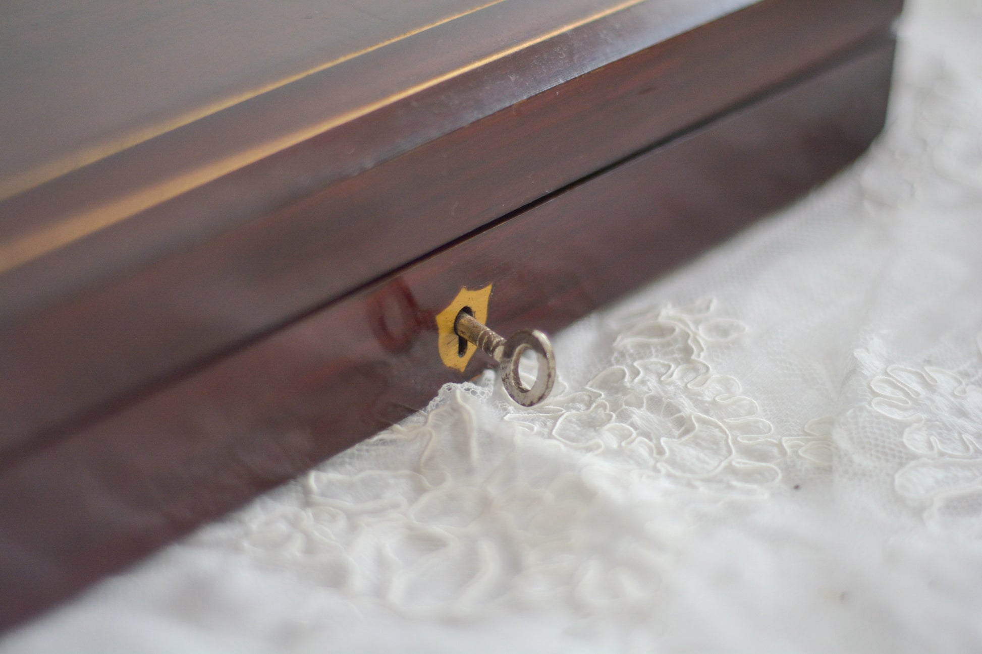 美しい木箱に入った白蝶貝ハンドルのデザートカトラリーセット。ディーラーさんから届いて開けてみると、当時の手紙が中に入っていてびっくりしました。結婚したお嬢様に宛てたお手紙です。大切なお嬢様の幸せを願ってご両親はこのカトラリーを贈られたのでしょう。持ち主は、大切に保管してもしかしたら未使用かもしれません。白蝶貝はマザーオブパールの名前の通り、真珠を生成する母貝です。子宝・子孫繁栄の象徴として、安産や子育てのお守りを願って白蝶貝ハンドルのカトラリーを結婚お祝いに贈ることが多かったのです。