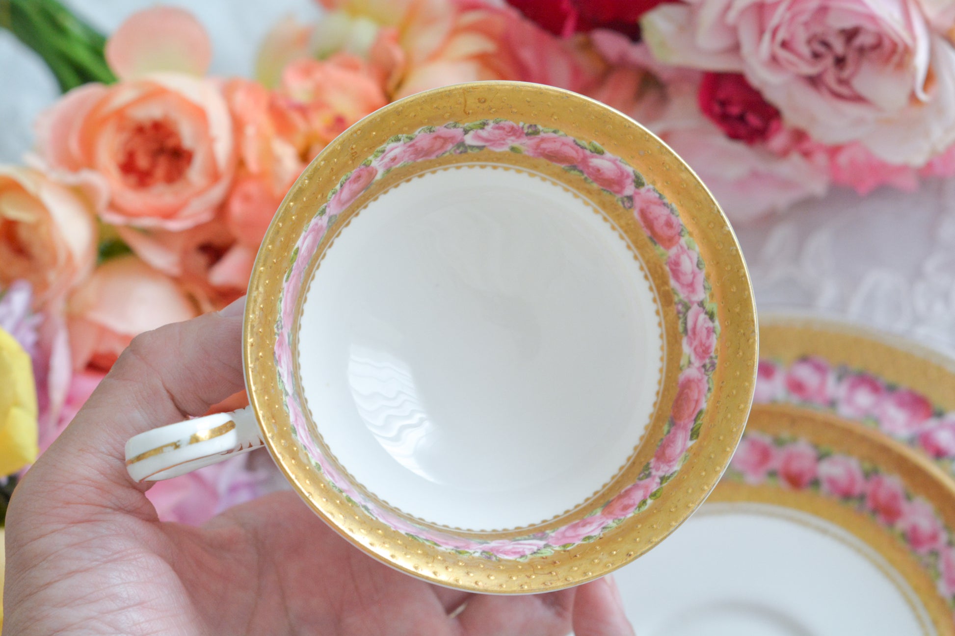 ジョージ・ジョーンズ・クレッセントのとても可憐なティートリオです。立体的なドットが豪華な金彩に可憐なバラが描かれたとても美しいお品です。ジョージ・ジョーンズ・クレッセントは華やかで可愛らしい雰囲気の作品をたくさん作ったメーカーです。クレッセントの可憐な世界観のファンの方も多いです。私もその一人。乙女心をくすぐられて、つい集めたくなってしまうそんな魅力があります。