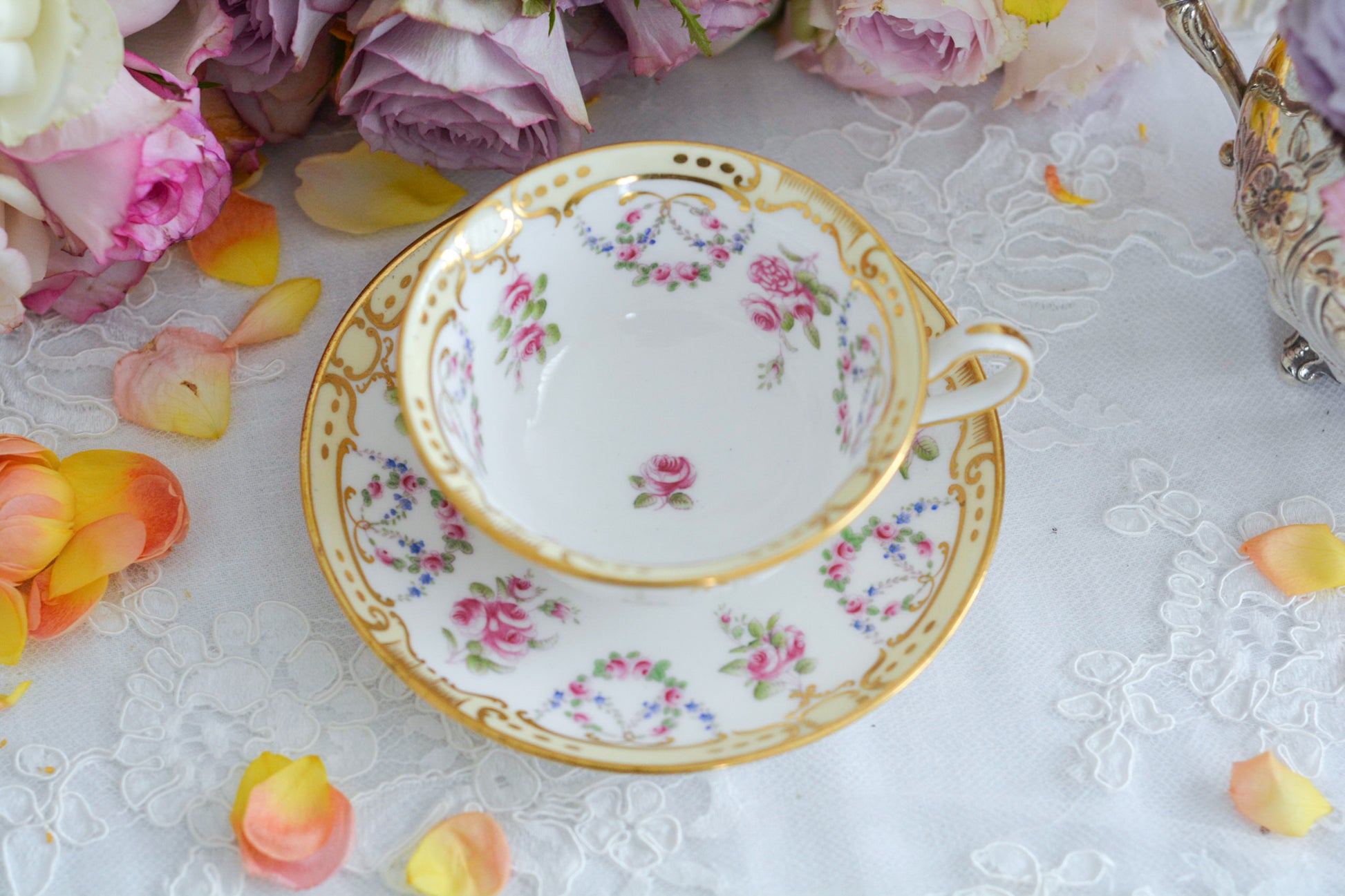 ミントンのティファニー特注品の美しいカップ&ソーサーです。バラのガーランドとスクロール装飾がとても美しく、可憐な雰囲気はさすがミントン。バックスタンプにはMintonとTiffanyのダブルスタンプです。とても上品なカップで、ティータイムをエレガントに装います。紅茶を淹れるのが楽しみになりますね。