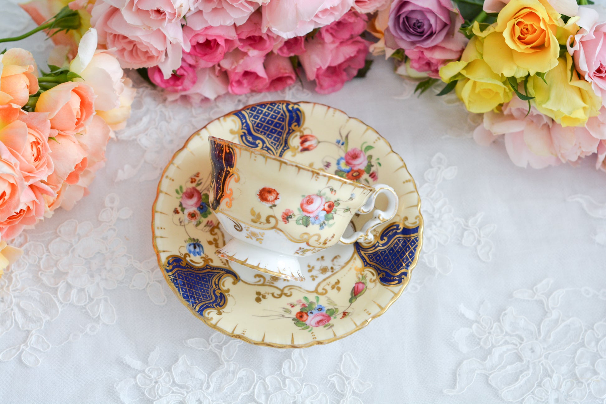 コープランドギャレットの1833年〜1847年頃に作られた貴重なカップ&ソーサーです。コープランド&ギャレット社は14年ほどしか稼働していなかったのですが、この時に作られたカップは優美で、長い時を経た現代においても人々を魅了しています。こちらのカップも優美なシェイプ、ハンドペイントで描かれた花々は上品で美しく見惚れてしまうほど。長い年月を経てやってきてくれた美しいカップをぜひご覧ください。