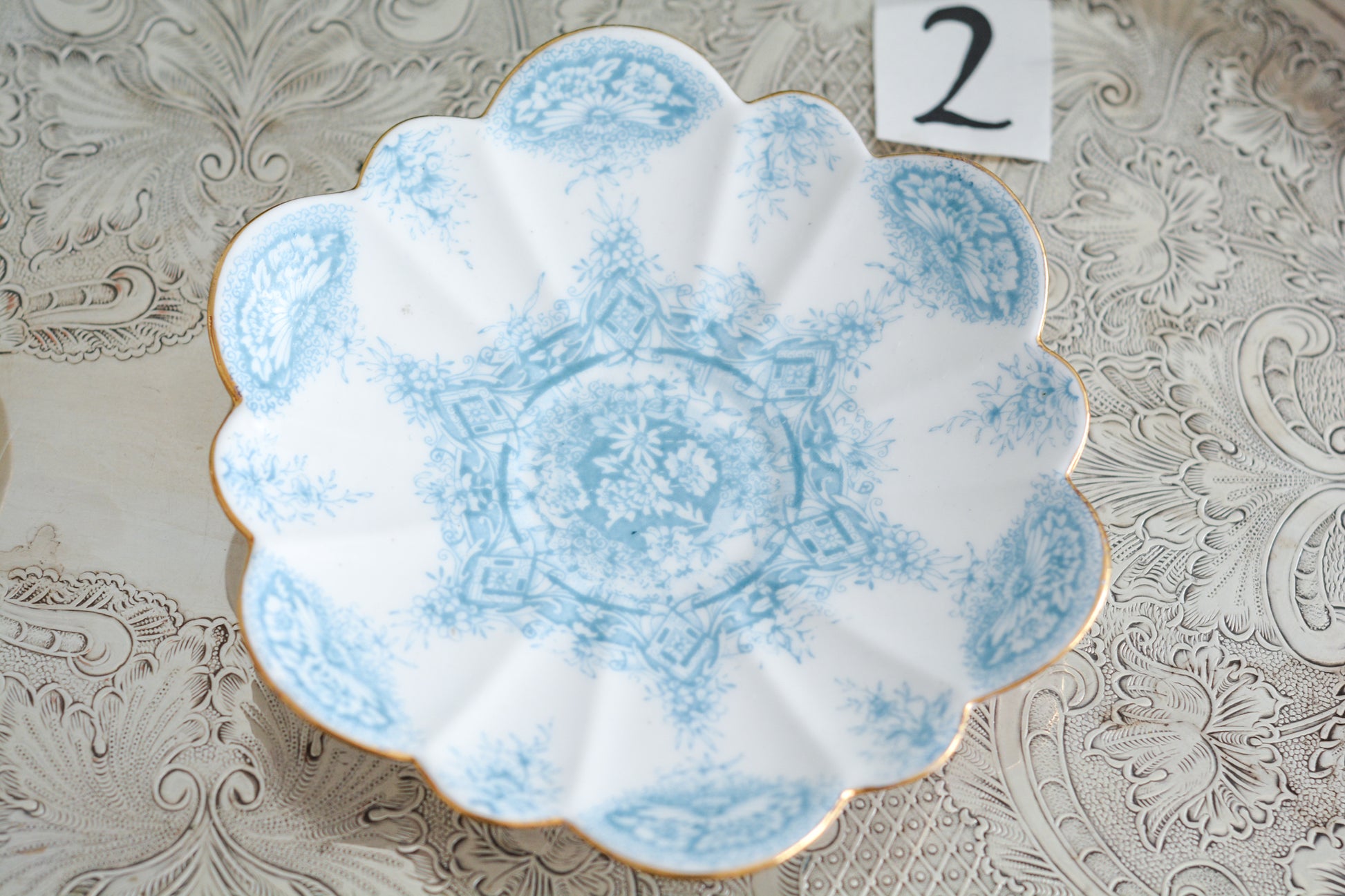 シェリーの前身、ワイルマンのパラダイスパターン貴重なティートリオです。このパラダイスパターンは、1890年に発表されたもので、ターコイズブルーの繊細な模様が大変美しいお品です。シェイプはデイジーシェイプと言われるシェイプで、美しい形にカップのハンドルも大変凝った作りになっています。探すのがとても困難なパラダイスパターンでぜひティータイムをお楽しみください。  こちらは①と②で状態が異なるため、コンディションをご確認いただき①〜②からお選びください。お揃いのプレートとミルクジャグも別で掲載しています。