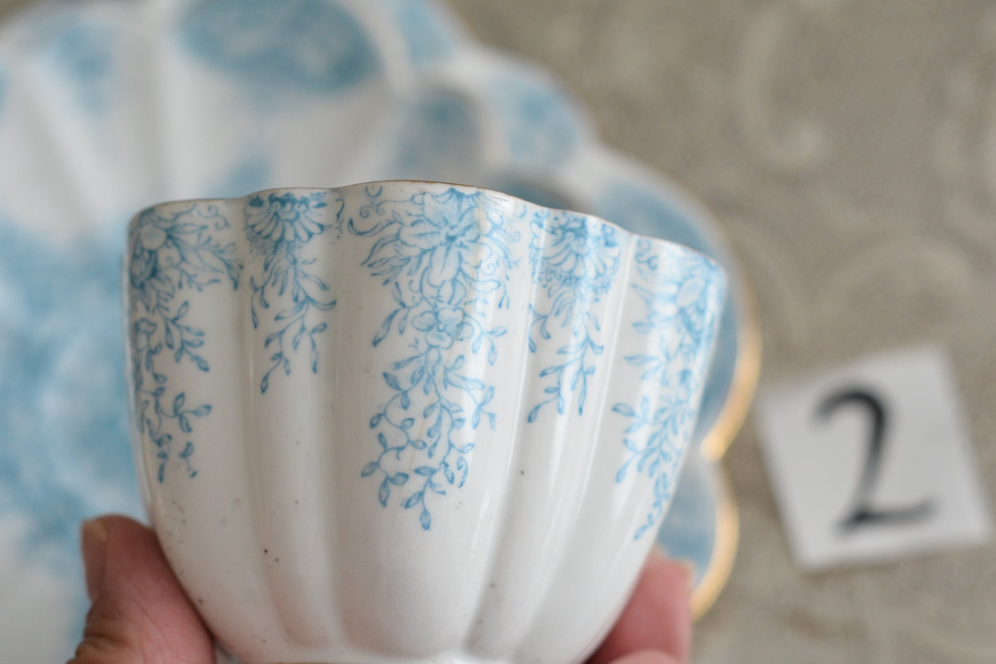 シェリーの前身、ワイルマンのパラダイスパターン貴重なティートリオです。このパラダイスパターンは、1890年に発表されたもので、ターコイズブルーの繊細な模様が大変美しいお品です。シェイプはデイジーシェイプと言われるシェイプで、美しい形にカップのハンドルも大変凝った作りになっています。探すのがとても困難なパラダイスパターンでぜひティータイムをお楽しみください。  こちらは①と②で状態が異なるため、コンディションをご確認いただき①〜②からお選びください。お揃いのプレートとミルクジャグも別で掲載しています。