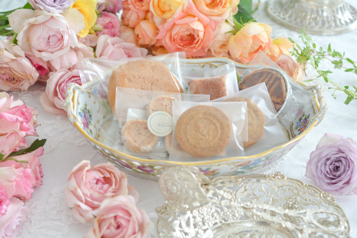 ドイツドレスデン、カール・ティーメ工房のバスケット。透かし模様にハンドペイントで花々が絵付けされていて大変豪華なお品です。持ち手もロープハンドルで凝った作りなのがさすがカール・ティーメ。ドレスデンの磁器は通常、素磁は仕入れて絵付のみを行っていますが、カール・ティーメ工房だけは素磁も自社で製造しています。ハンドペイントの技術も素晴らしく、とにかく美しい。こちらのバスケットも上から見ても横から見ても華やかで美しいバスケットとなっております。