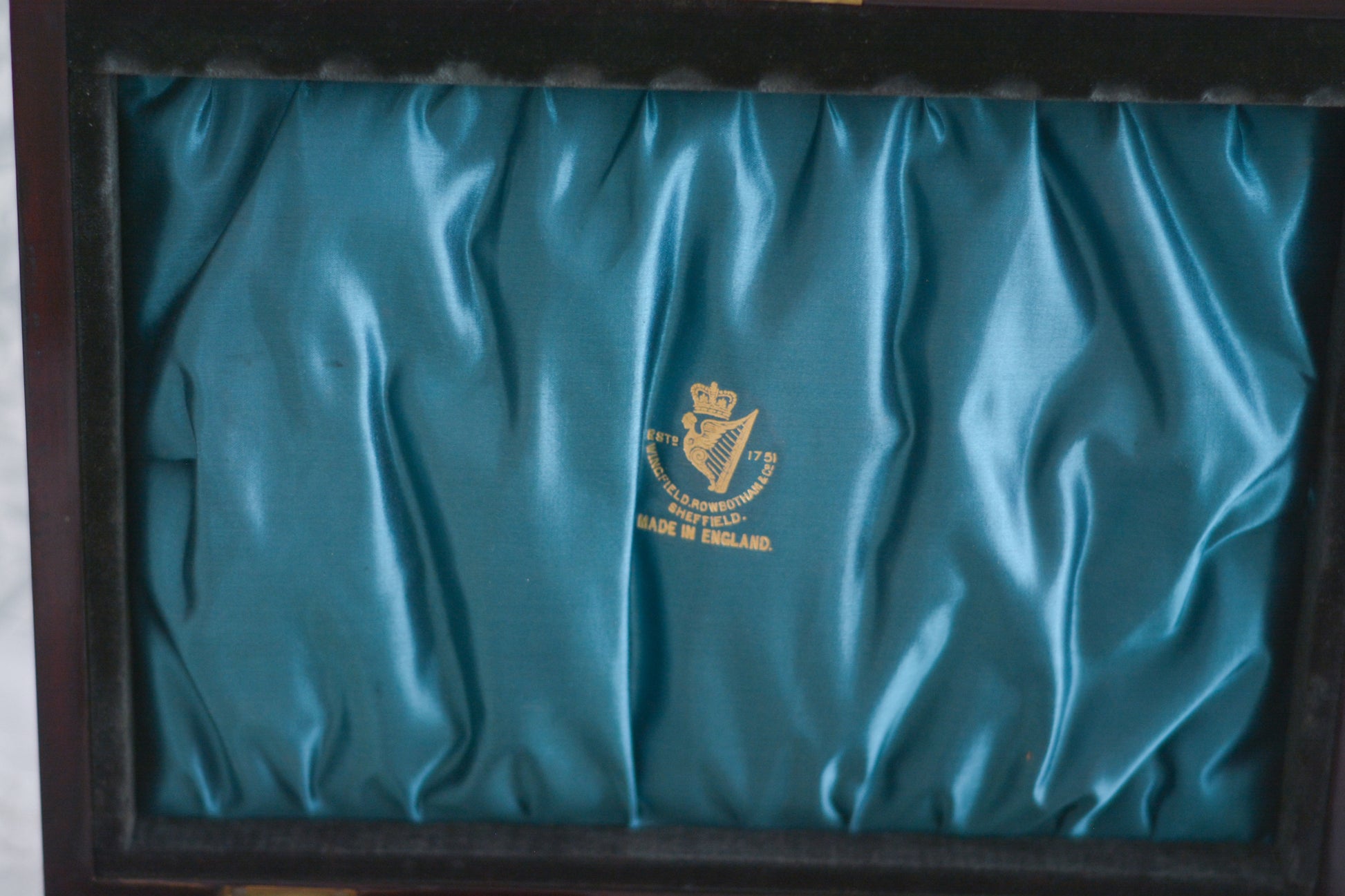 美しい木箱に入った白蝶貝ハンドルのデザートカトラリーセット。ディーラーさんから届いて開けてみると、当時の手紙が中に入っていてびっくりしました。結婚したお嬢様に宛てたお手紙です。大切なお嬢様の幸せを願ってご両親はこのカトラリーを贈られたのでしょう。持ち主は、大切に保管してもしかしたら未使用かもしれません。白蝶貝はマザーオブパールの名前の通り、真珠を生成する母貝です。子宝・子孫繁栄の象徴として、安産や子育てのお守りを願って白蝶貝ハンドルのカトラリーを結婚お祝いに贈ることが多かったのです。