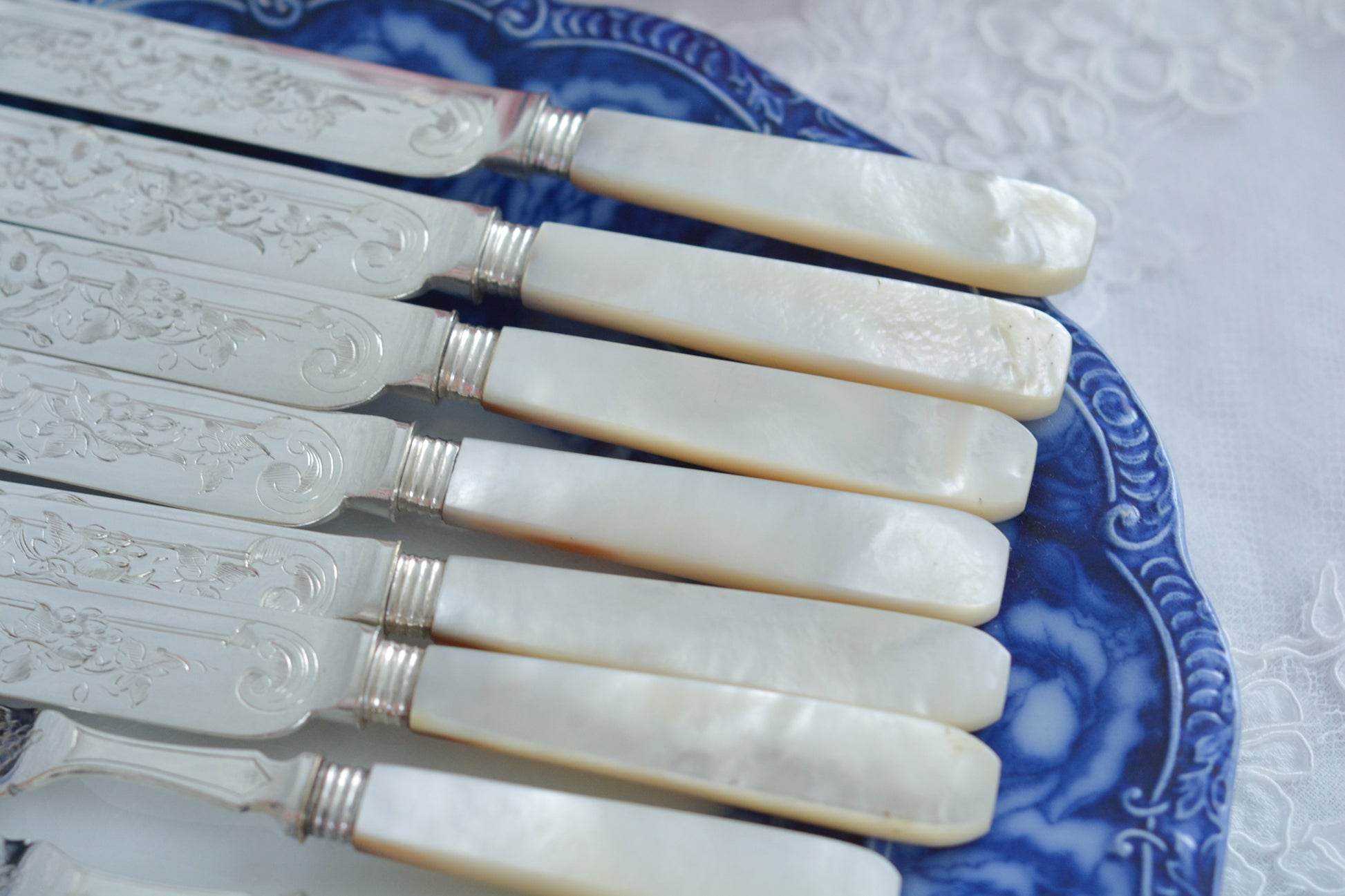 英国の人気メーカー、マッピン&ウェブの白蝶貝カトラリー。ティータイムにぴったりな丸刃のデザート(フルーツ)カトラリーです。豪華な彫刻が施されたカトラリーで、ハンドルも白蝶貝がたっぷり使われています。ハンドルは丸みがあるものが多いですが、こちらは角があるタイプでおしゃれです。白蝶貝の輝きもお楽しみいただけます。