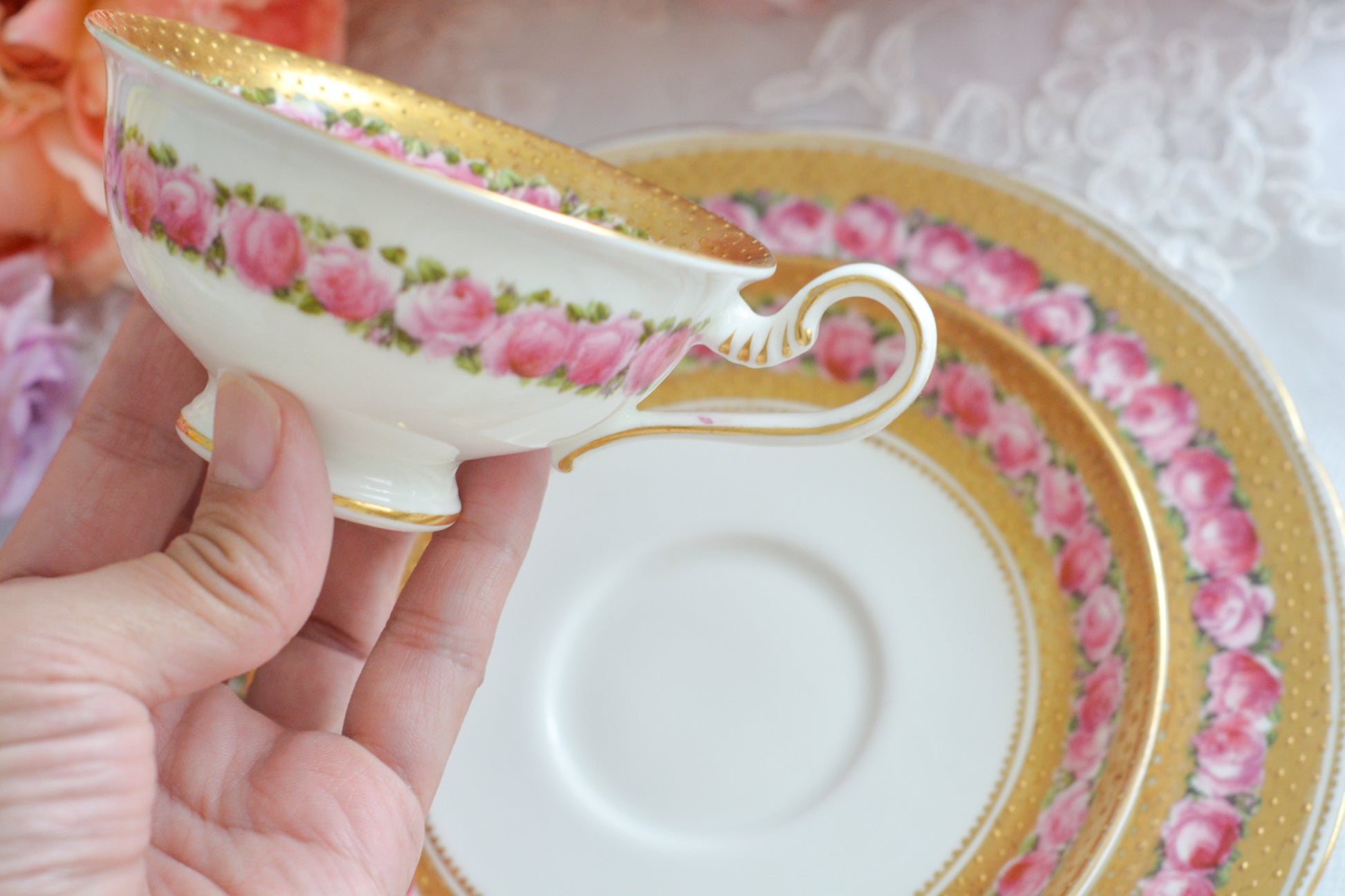 ジョージ・ジョーンズ・クレッセントのとても可憐なティートリオです。立体的なドットが豪華な金彩に可憐なバラが描かれたとても美しいお品です。ジョージ・ジョーンズ・クレッセントは華やかで可愛らしい雰囲気の作品をたくさん作ったメーカーです。クレッセントの可憐な世界観のファンの方も多いです。私もその一人。乙女心をくすぐられて、つい集めたくなってしまうそんな魅力があります。