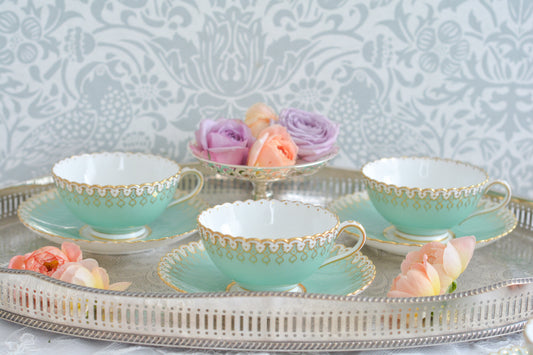 ブラウンウエストヘッドムーアのミントグリーンが爽やかで可愛らしいカップ&ソーサーです。リッジウェイから1861年にブラウンウエストヘッドムーアに社名変更されました。1905年にコウルドンになるまで45年ほどの期間ですが、リッジウェイの豪華さを残しつつもより洗練された作品を残していて、コレクターさん達にとても人気のあるメーカーです。  こちらもミントグリーンがとても爽やかで上品な印象。縁取りは少し立体的な可愛らしい模様に囲まれています。爽やかなカラーに可愛らしく上品な模様がティータイムにぴったりなイメージです。